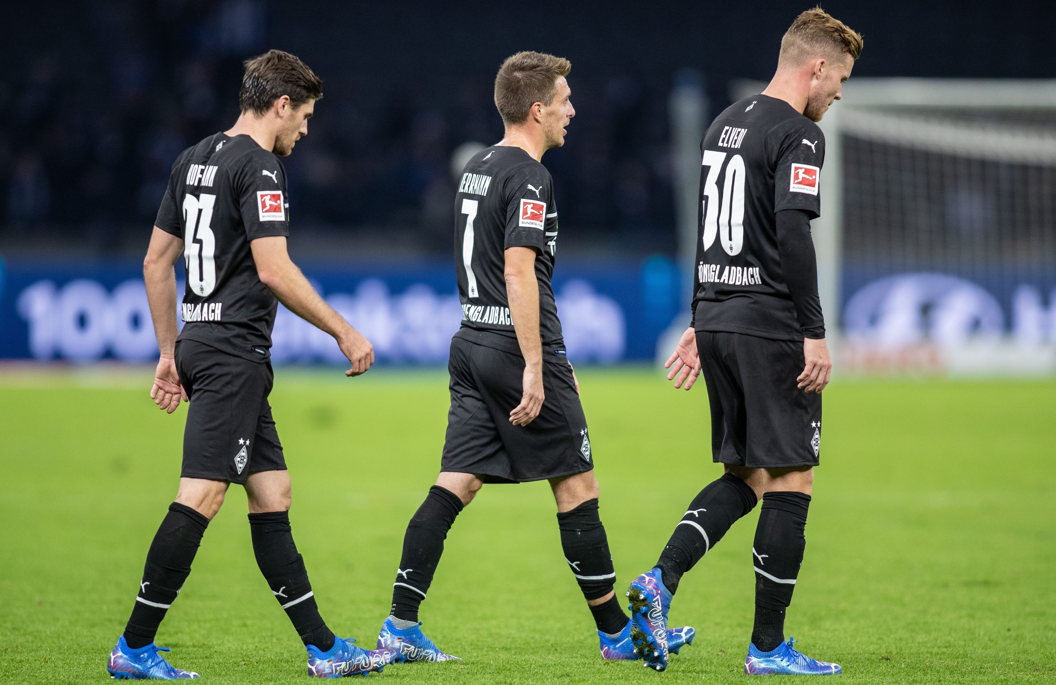 Jonas Hofmann (l.), Patrick Herrmann (Mitte) und Nico Elvedi (r.)von Borussia Mönchengladbach verlassen am Samstag (23. Oktober 2021) mit hängenden Köpfen den Platz im Olympiastadion. Bei Hertha BSC unterlag das Team mit 0:1.