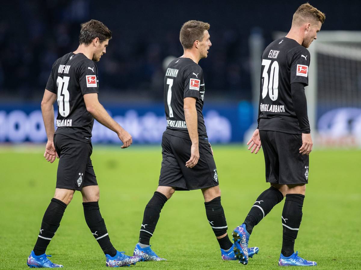 Jonas Hofmann (l.), Patrick Herrmann (Mitte) und Nico Elvedi (r.)von Borussia Mönchengladbach verlassen am Samstag (23. Oktober 2021) mit hängenden Köpfen den Platz im Olympiastadion. Bei Hertha BSC unterlag das Team mit 0:1.