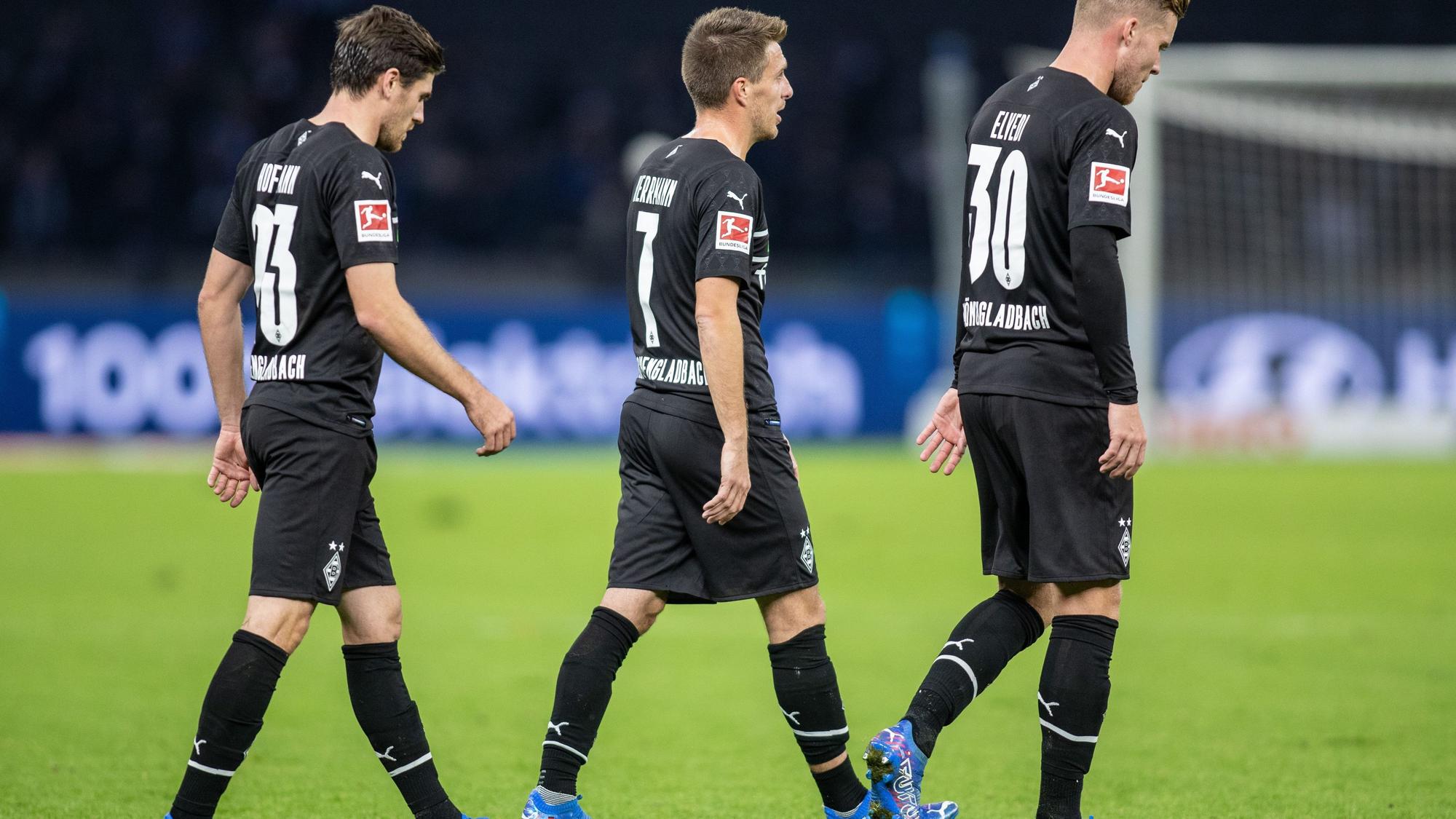 Jonas Hofmann (l.), Patrick Herrmann (Mitte) und Nico Elvedi (r.)von Borussia Mönchengladbach verlassen am Samstag (23. Oktober 2021) mit hängenden Köpfen den Platz im Olympiastadion. Bei Hertha BSC unterlag das Team mit 0:1.