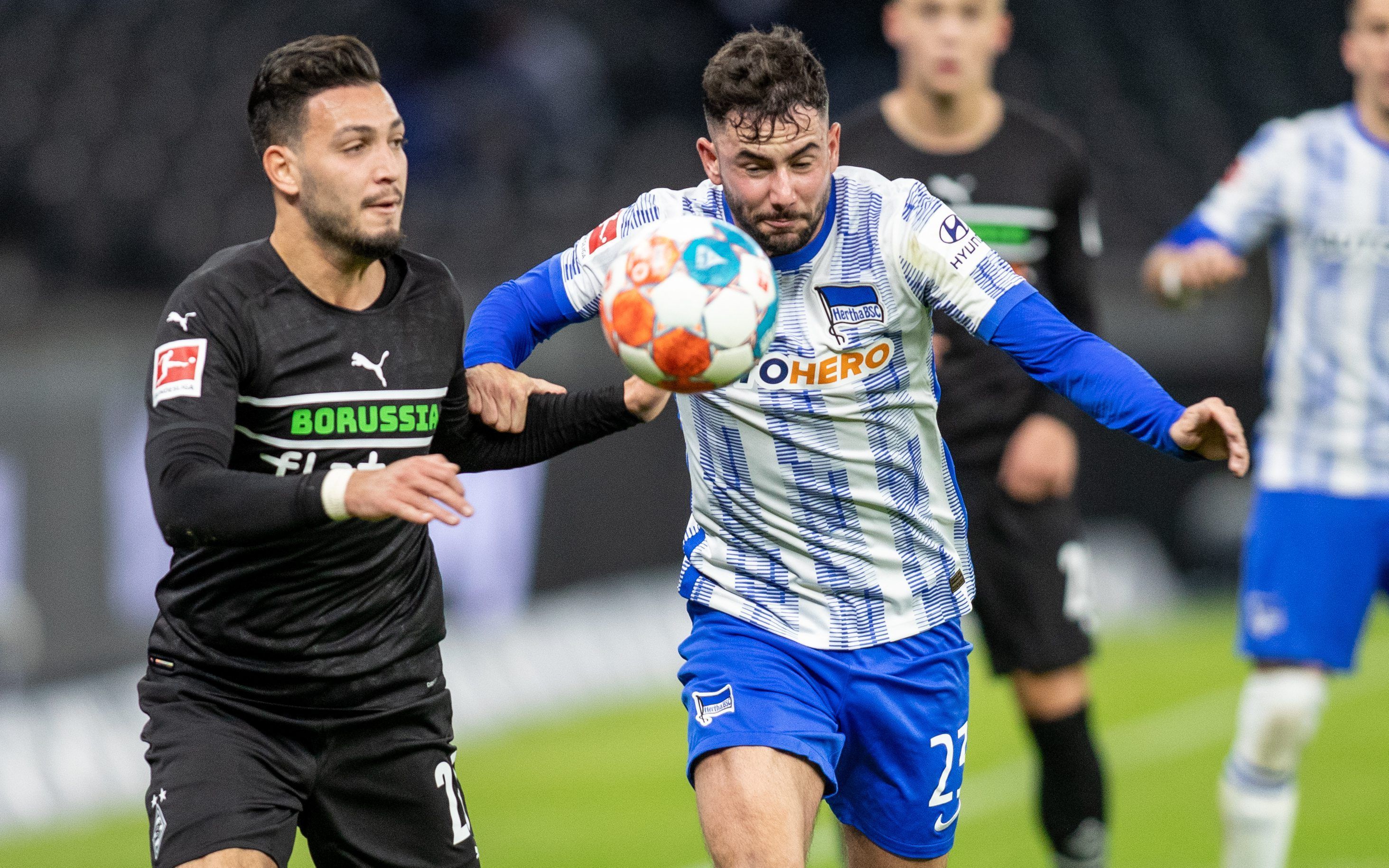 Am 9. Bundesliga-Spieltag tritt Borussia Mönchengladbach zum Top-Spiel bei Hertha BSC im Berliner Olympiastadion an. Das Foto zeigt Gladbachs Ramy Bensebaini im Zweikampf mit Herthas Marco Richter.