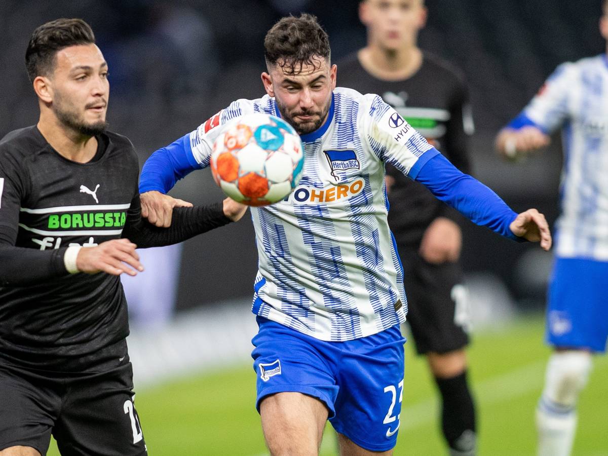 Am 9. Bundesliga-Spieltag tritt Borussia Mönchengladbach zum Top-Spiel bei Hertha BSC im Berliner Olympiastadion an. Das Foto zeigt Gladbachs Ramy Bensebaini im Zweikampf mit Herthas Marco Richter.