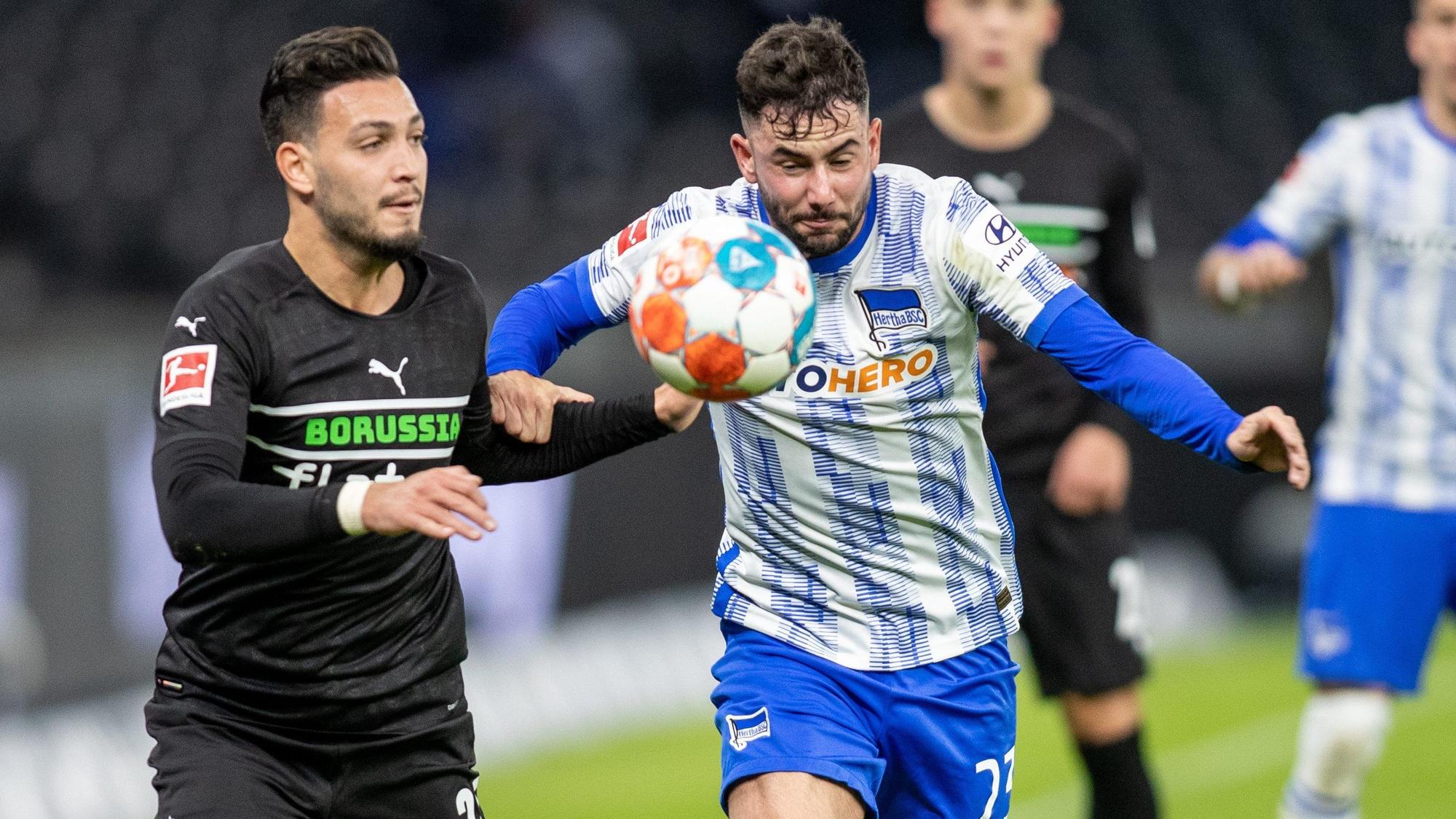 Am 9. Bundesliga-Spieltag tritt Borussia Mönchengladbach zum Top-Spiel bei Hertha BSC im Berliner Olympiastadion an. Das Foto zeigt Gladbachs Ramy Bensebaini im Zweikampf mit Herthas Marco Richter.
