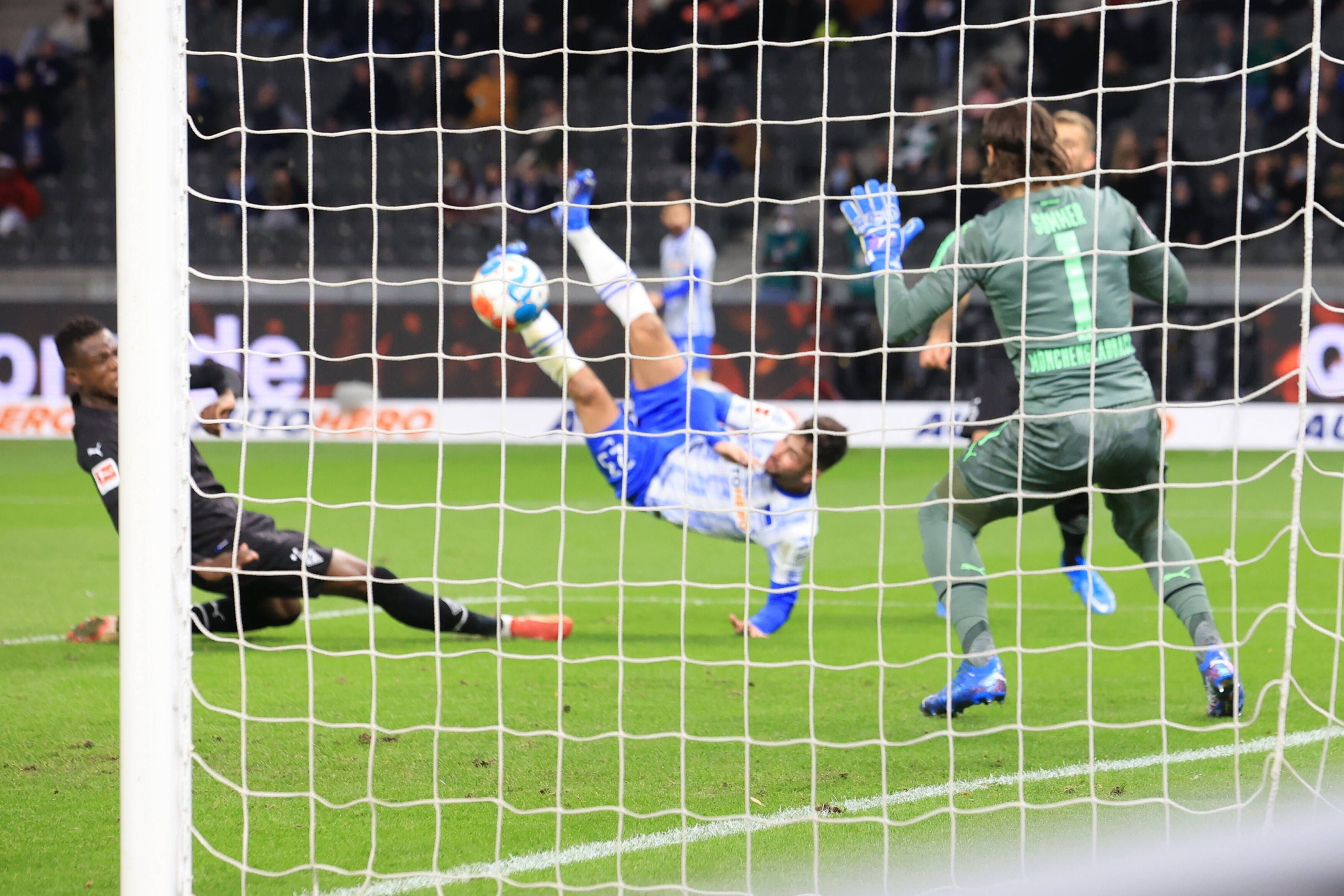 Yann Sommer (r.), Torhüter der Gladbacher Borussia, kann den Schuss von Marco Richter (M.) nicht abwehren im Bundesliga-Topspiel am Samstag (23. Oktober 2021) im Olympiastadion. Zakaria (l.) kommt zu spät.