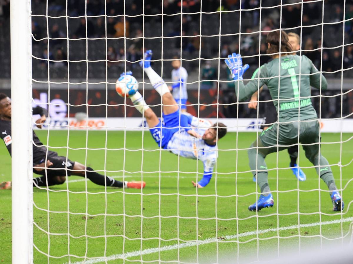 Yann Sommer (r.), Torhüter der Gladbacher Borussia, kann den Schuss von Marco Richter (M.) nicht abwehren im Bundesliga-Topspiel am Samstag (23. Oktober 2021) im Olympiastadion. Zakaria (l.) kommt zu spät.