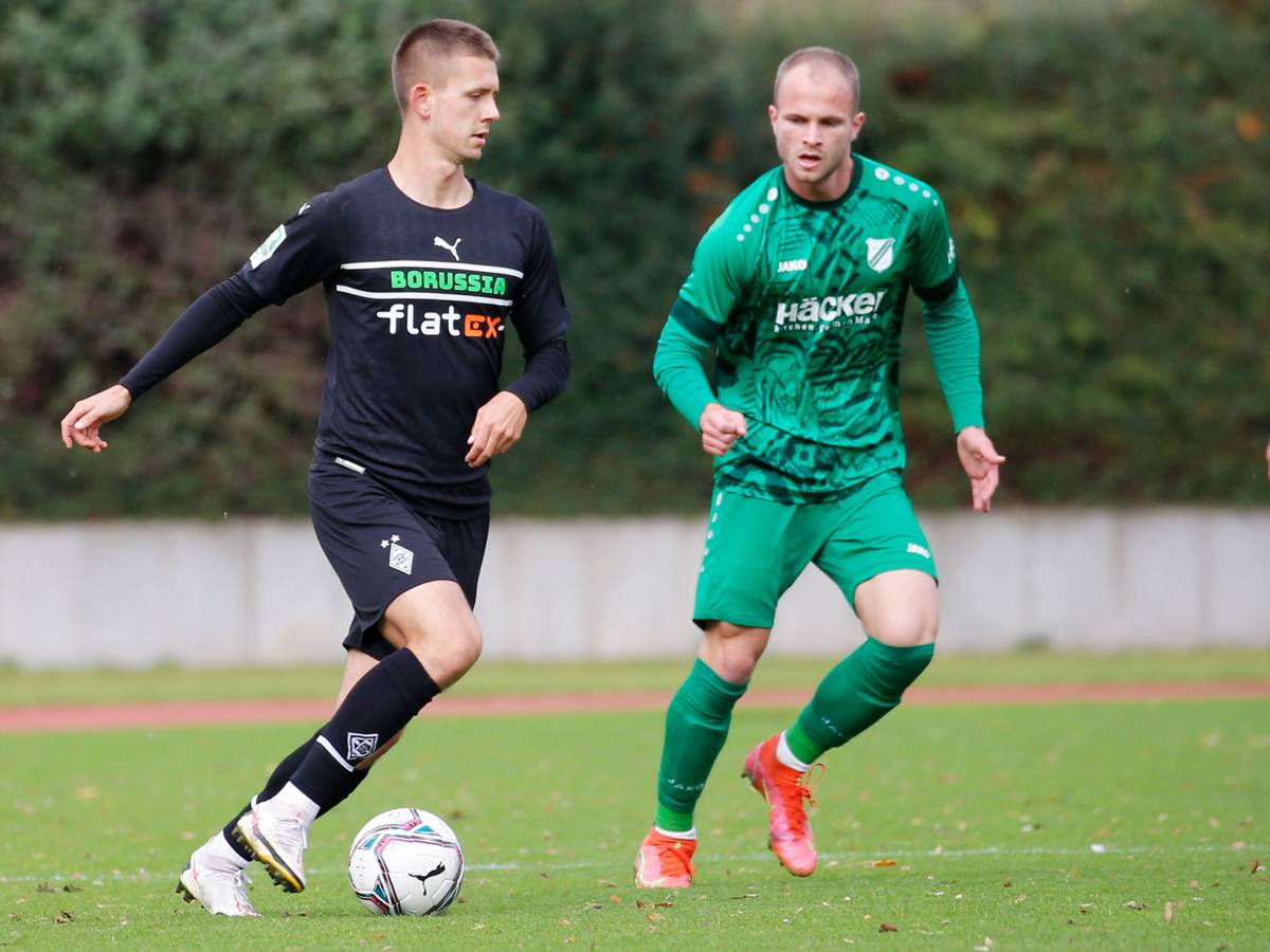 Torben Müsel (l.), Spieler der U23 von Borussia Mönchengladbach, im Regionalliga-Duell mit Patrick Kurzen (r.) von SV Rödinghausen am Samstag (23. Oktober 2021) im Rheydter Grenzlandstadion. Müsel hat den Ball am rechten Fuß.