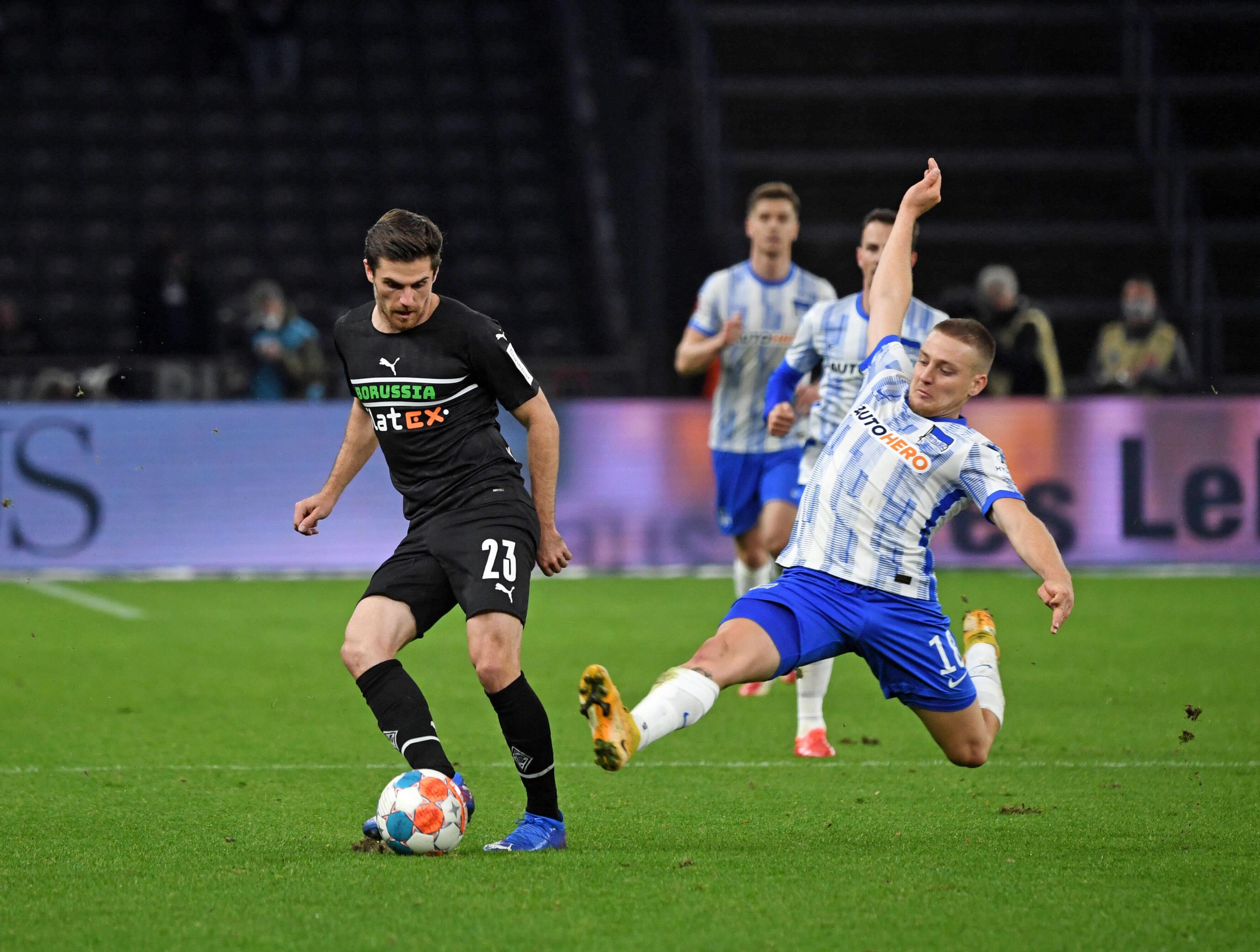 Nationalspieler Jonas Hofmann (l.), bei Fußball-Bundesligist Borussia Mönchengladbach unter Vertrag, im Duell (23. Oktober 2021) mit Santiago Ascacibar (r.) von Hertha BSC im Olympiastadion.
