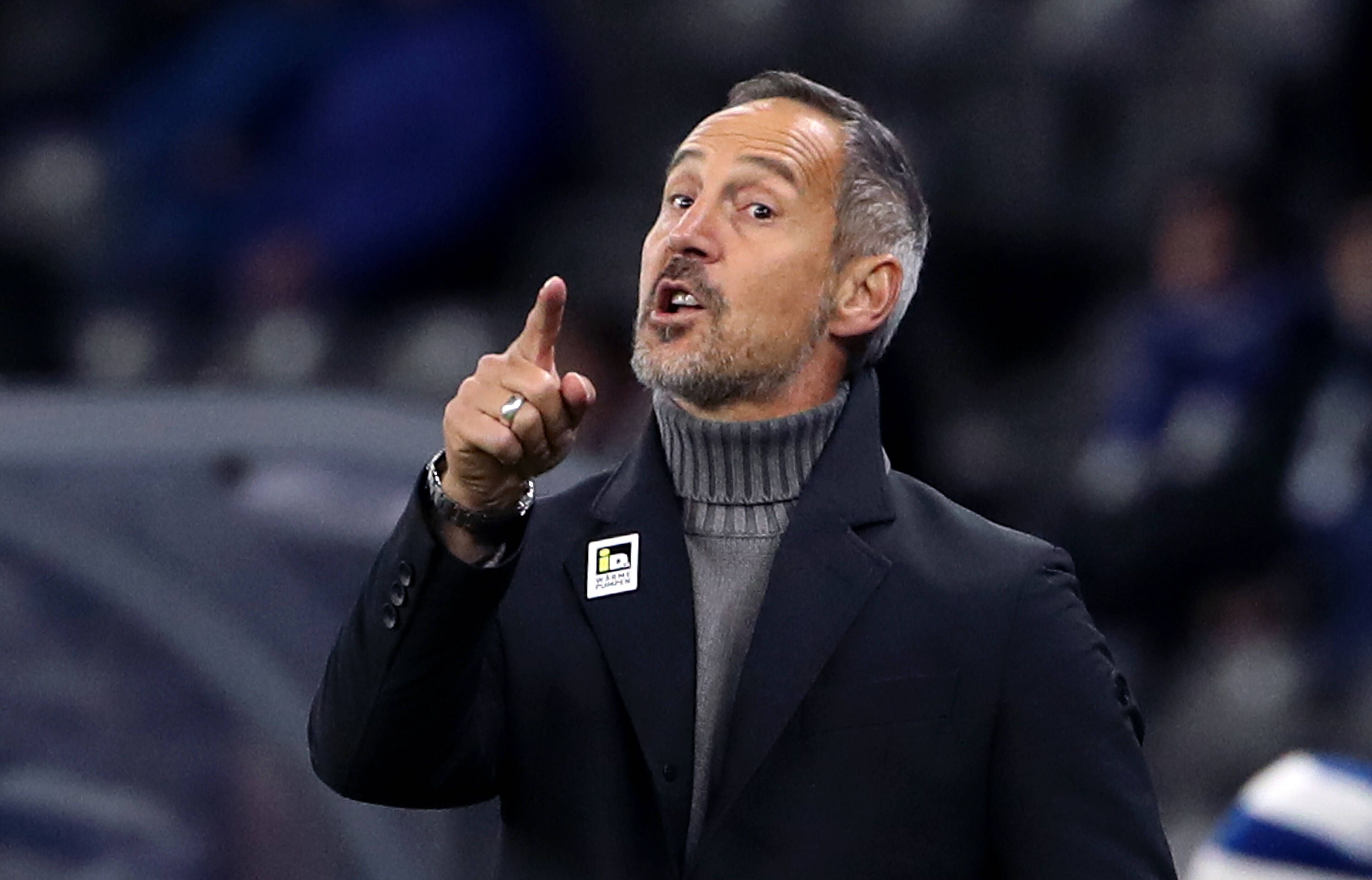 Cheftrainer Adi Hütter von Fußball-Bundesligist Borussia Mönchengladbach bei der 0:1-Niederlage seiner Mannschaft am Samstag (23. Oktober 2021) im Berliner Olympiastadion. Hütter gestikuliert.