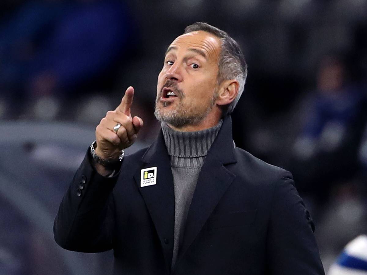 Cheftrainer Adi Hütter von Fußball-Bundesligist Borussia Mönchengladbach bei der 0:1-Niederlage seiner Mannschaft am Samstag (23. Oktober 2021) im Berliner Olympiastadion. Hütter gestikuliert.
