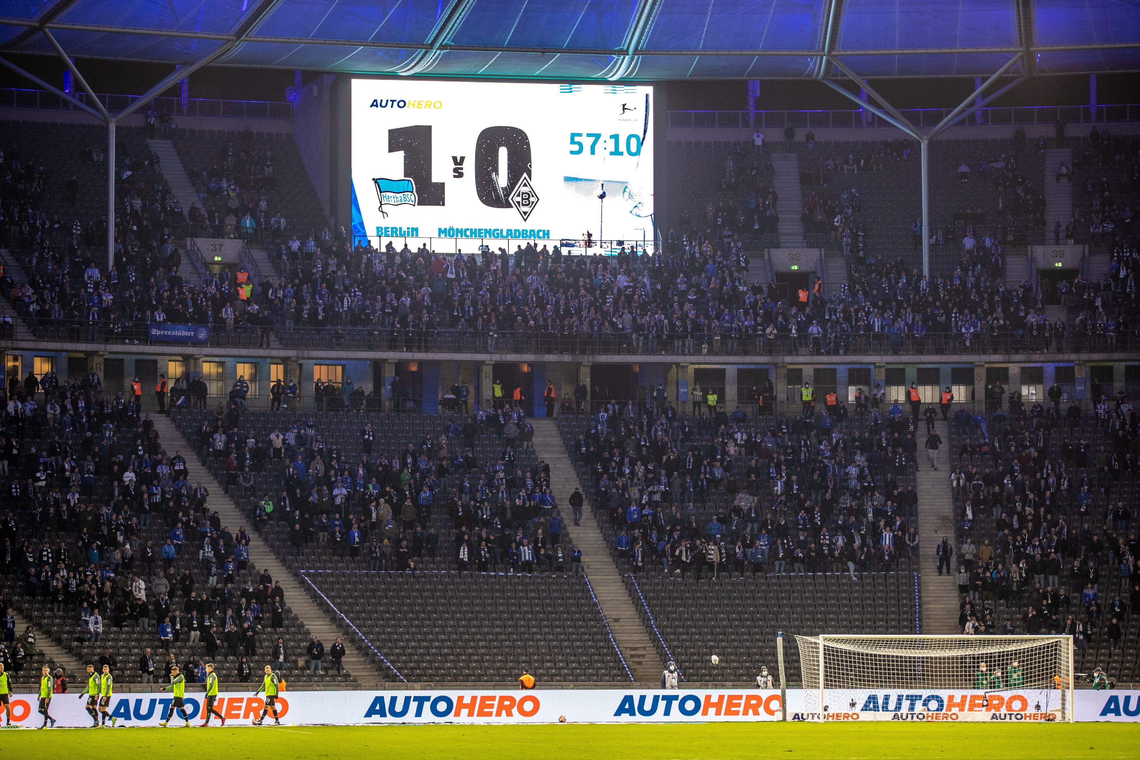 Die Anzeigetafel im Berliner Olympiastadion zeigt das Endergebnis im Bundesliga-Spiel des 9. Spieltags. Borussia Mönchengladbach unterlag am Samstag (23. Oktober) Hertha BSC mit 0:1.