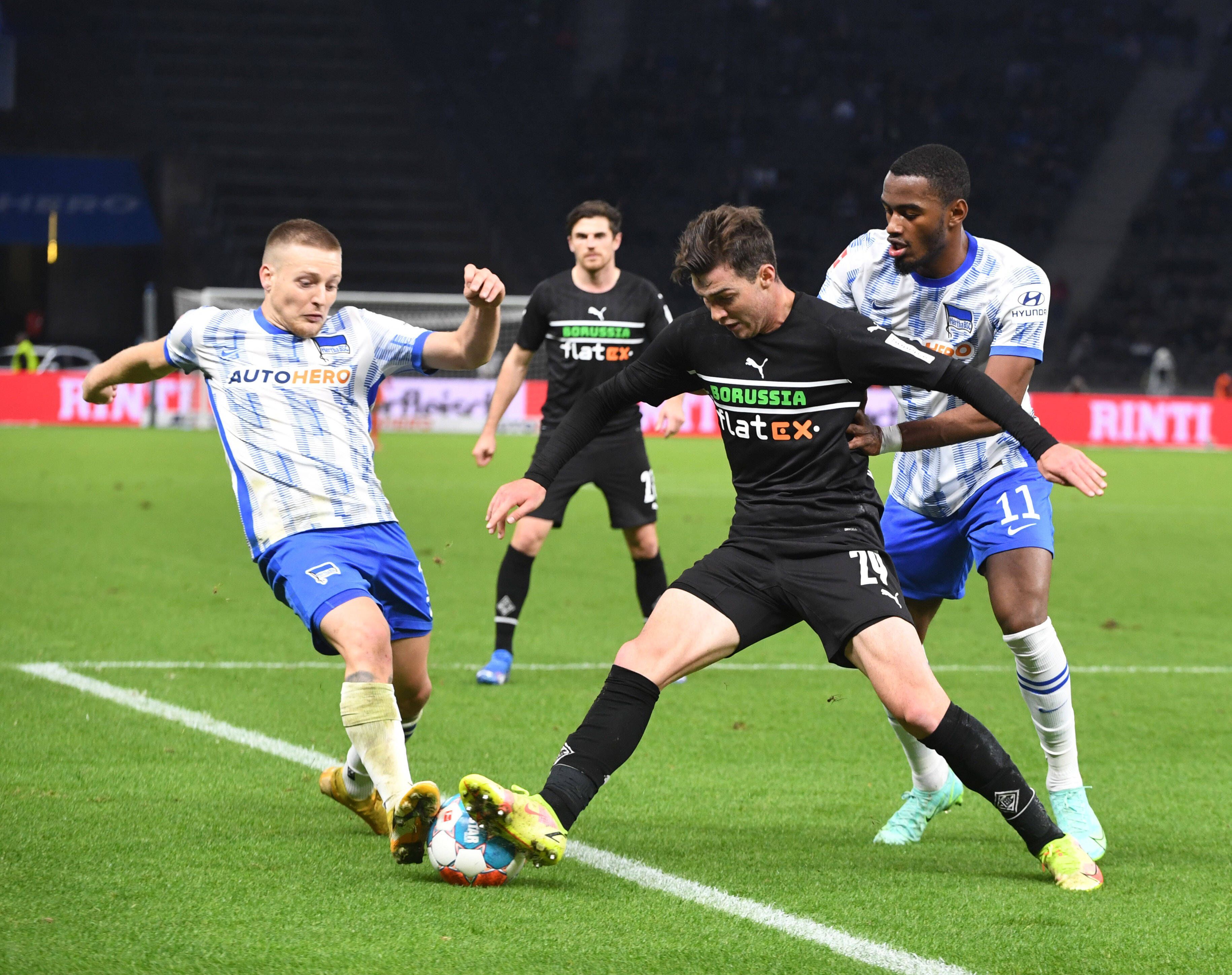 Rechtsverteidiger Joe Scally von Borussia Mönchengladbach (Mitte) im Duell mit Santiago Ascacibar (l.) und Myziane Maolida (r.) von Hertha BSC beim Bundesliga-Match des 9. Spieltags am 23. Oktober 2021 im Berliner Olympiastadion.