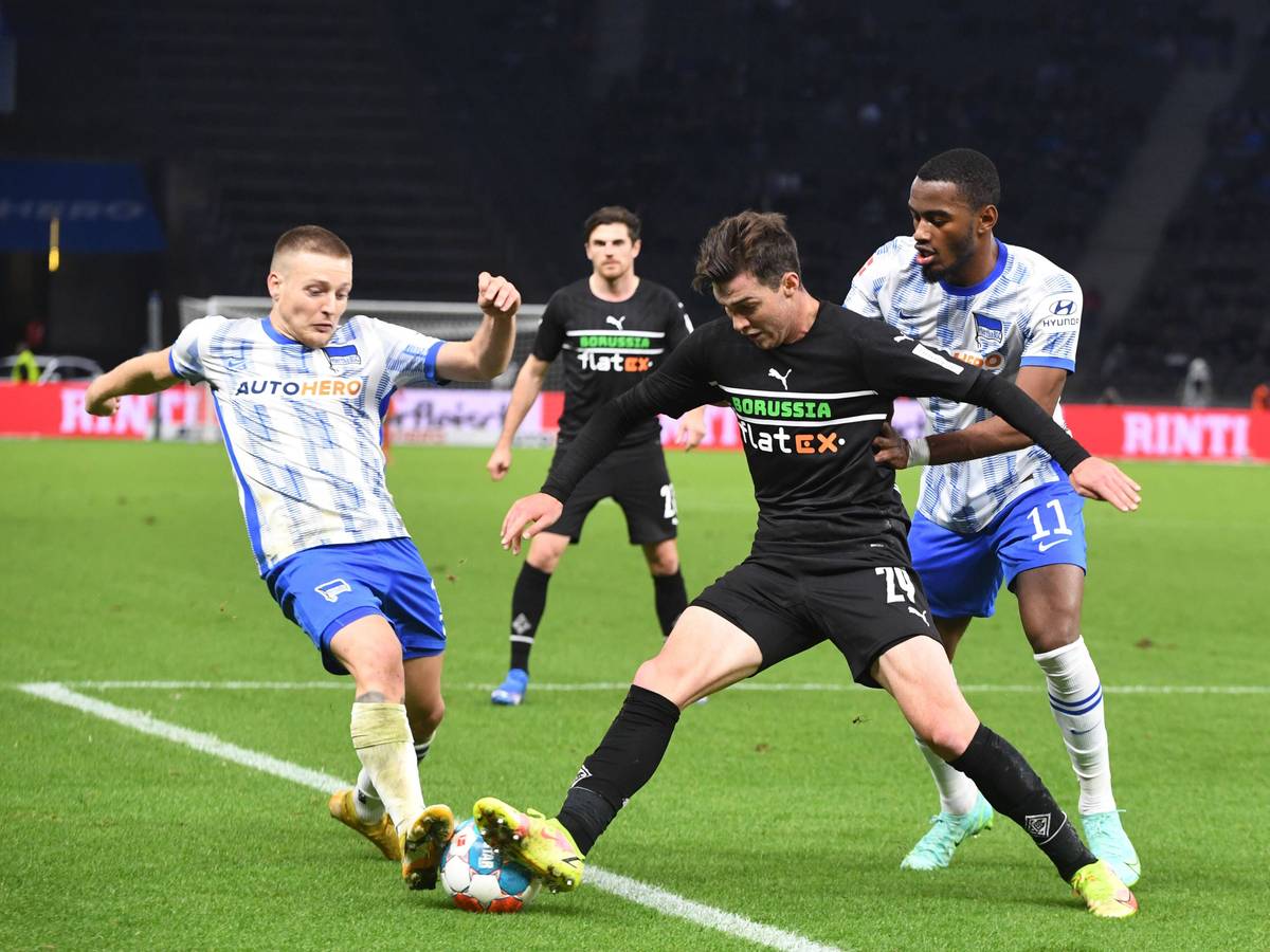 Rechtsverteidiger Joe Scally von Borussia Mönchengladbach (Mitte) im Duell mit Santiago Ascacibar (l.) und Myziane Maolida (r.) von Hertha BSC beim Bundesliga-Match des 9. Spieltags am 23. Oktober 2021 im Berliner Olympiastadion.
