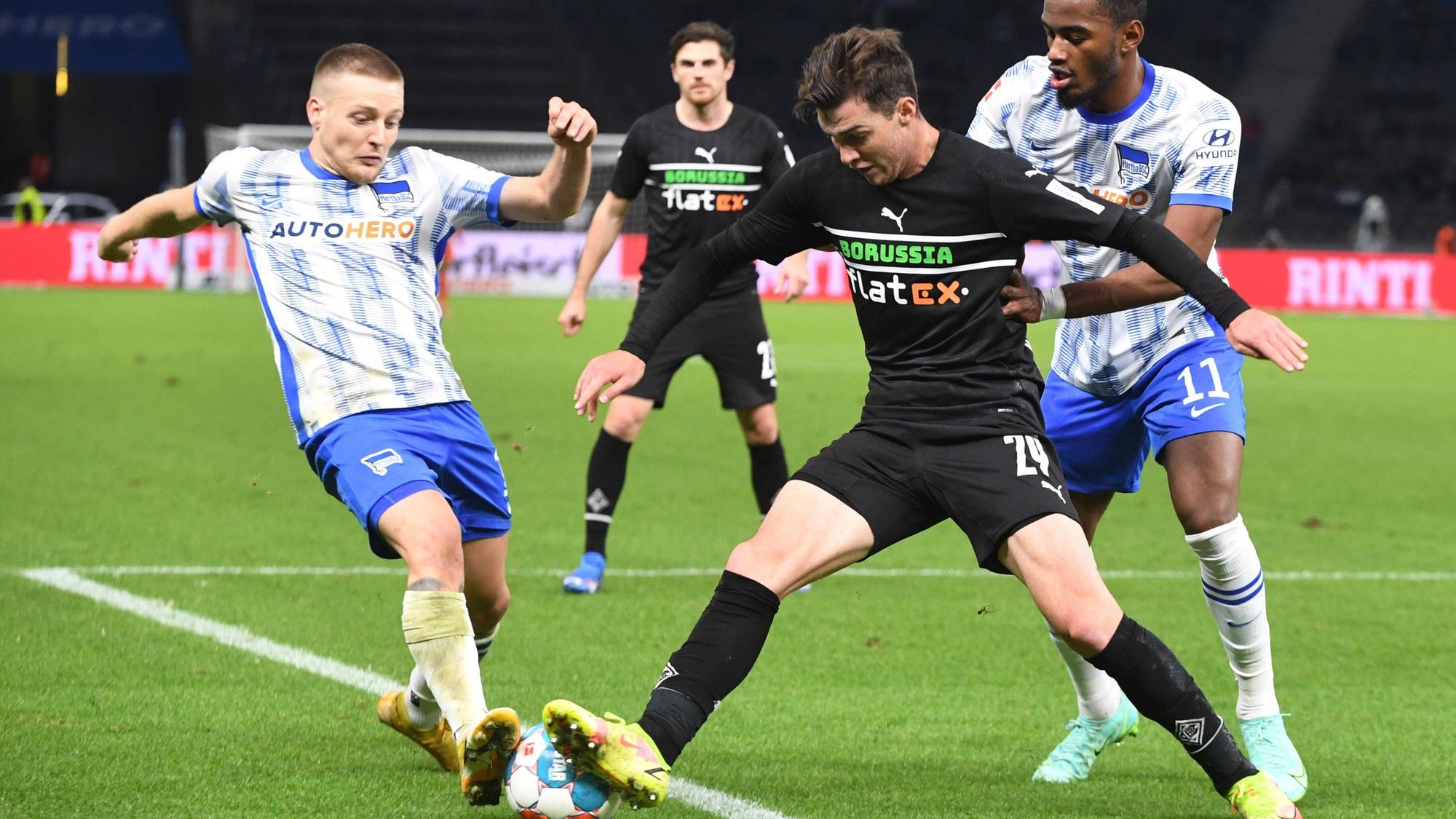Rechtsverteidiger Joe Scally von Borussia Mönchengladbach (Mitte) im Duell mit Santiago Ascacibar (l.) und Myziane Maolida (r.) von Hertha BSC beim Bundesliga-Match des 9. Spieltags am 23. Oktober 2021 im Berliner Olympiastadion.
