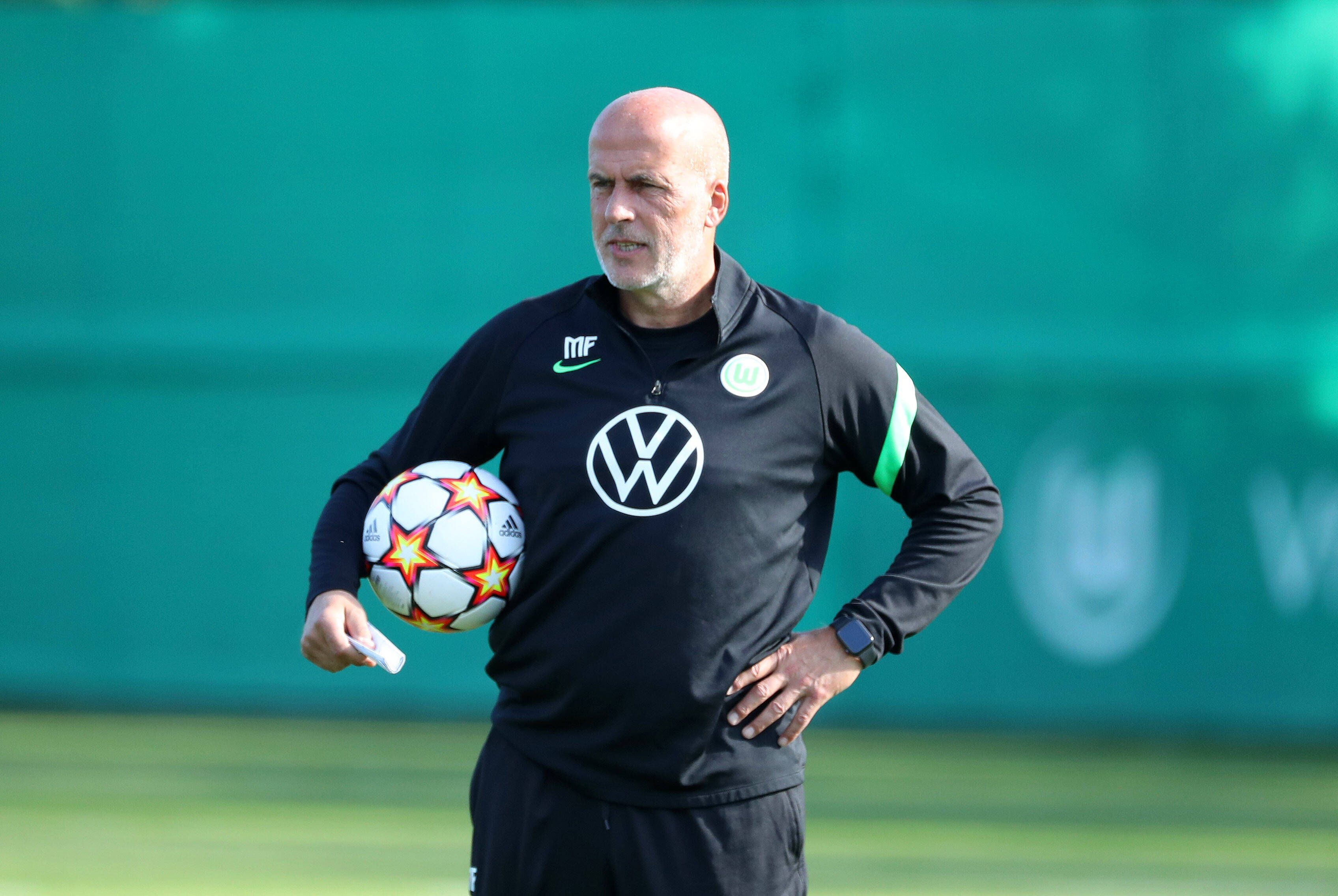 Der gebürtige Gladbacher Michael Frontzeck ist seit Montag (25. Oktober 2021) neuer Cheftrainer bei Fußball-Bundesligist VfL Wolfsburg. Auf diesem Foto ist Frontzeck am 28. September 2021 zu sehen. Frontzeck hält einen Ball im rechten Arm.