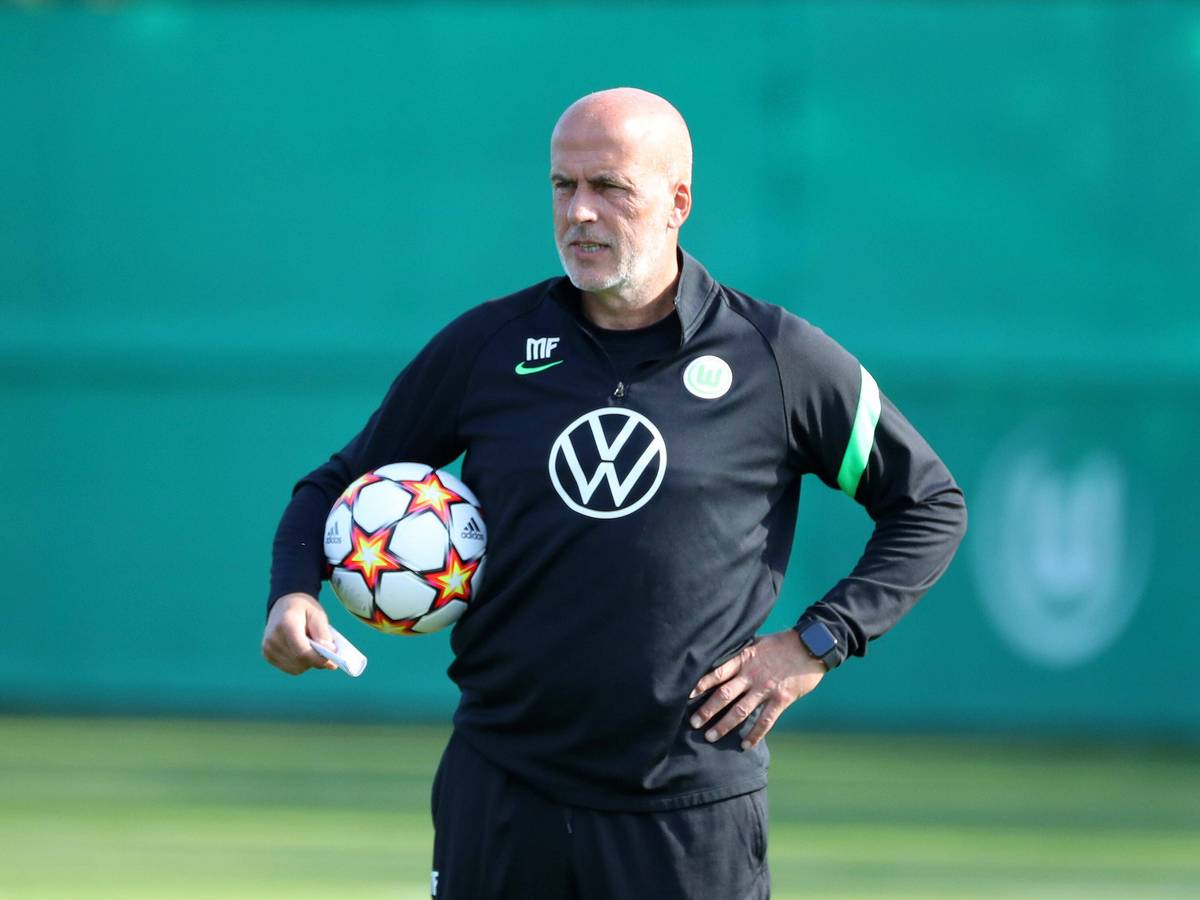 Der gebürtige Gladbacher Michael Frontzeck ist seit Montag (25. Oktober 2021) neuer Cheftrainer bei Fußball-Bundesligist VfL Wolfsburg. Auf diesem Foto ist Frontzeck am 28. September 2021 zu sehen. Frontzeck hält einen Ball im rechten Arm.