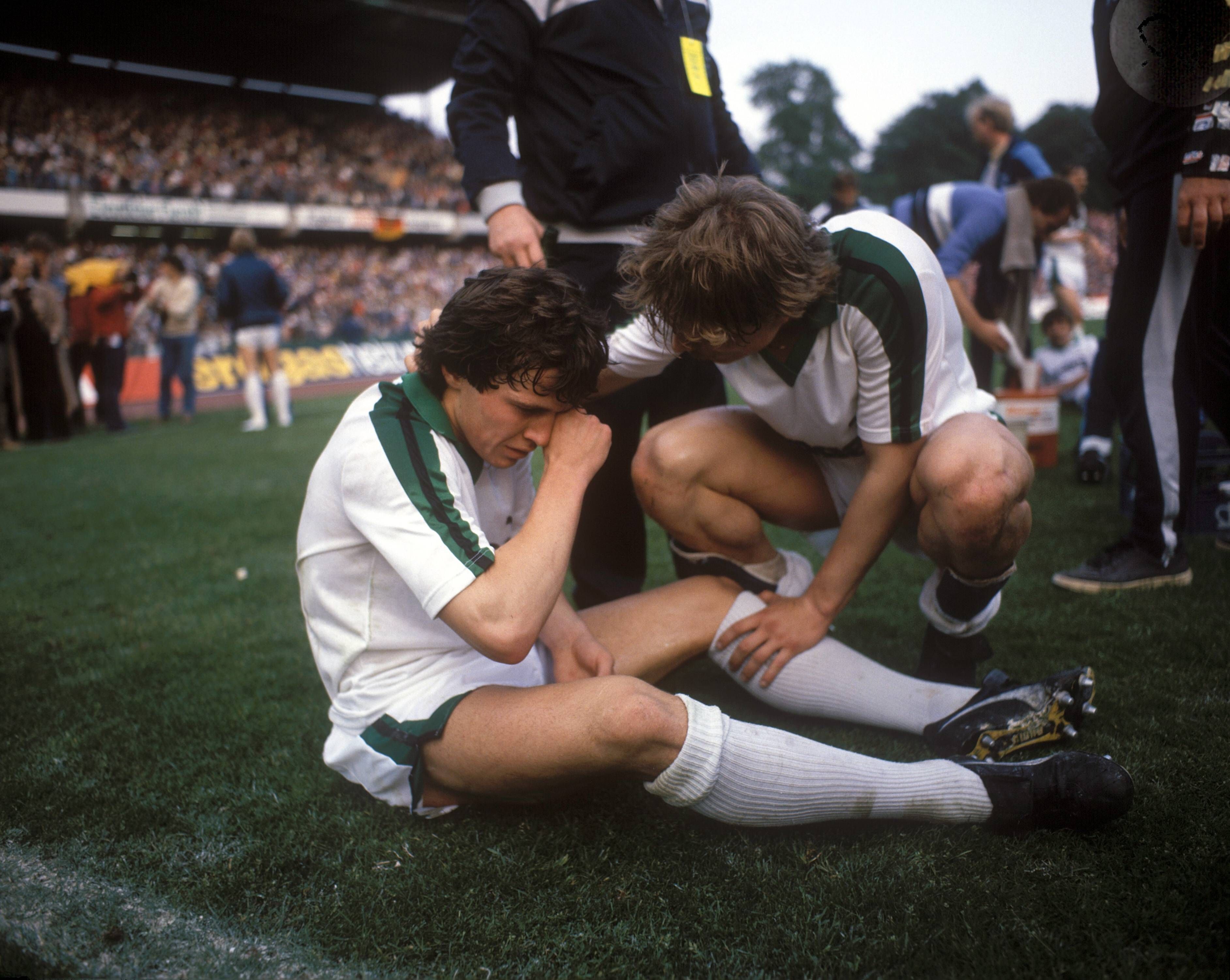 So hat alles angefangen: Lothar Matthäus (l.) verschießt für Borussia Mönchengladbach am 31. Mai 1984 im Pokalfinale gegen Bayern München im Elfmeterschießen, am Ende holen sich die Münchner in Frankfurt den Titel. Matthäus muss von Uli Borowka (r.) getröstet werden.