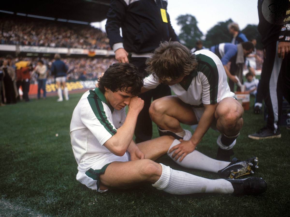 So hat alles angefangen: Lothar Matthäus (l.) verschießt für Borussia Mönchengladbach am 31. Mai 1984 im Pokalfinale gegen Bayern München im Elfmeterschießen, am Ende holen sich die Münchner in Frankfurt den Titel. Matthäus muss von Uli Borowka (r.) getröstet werden.