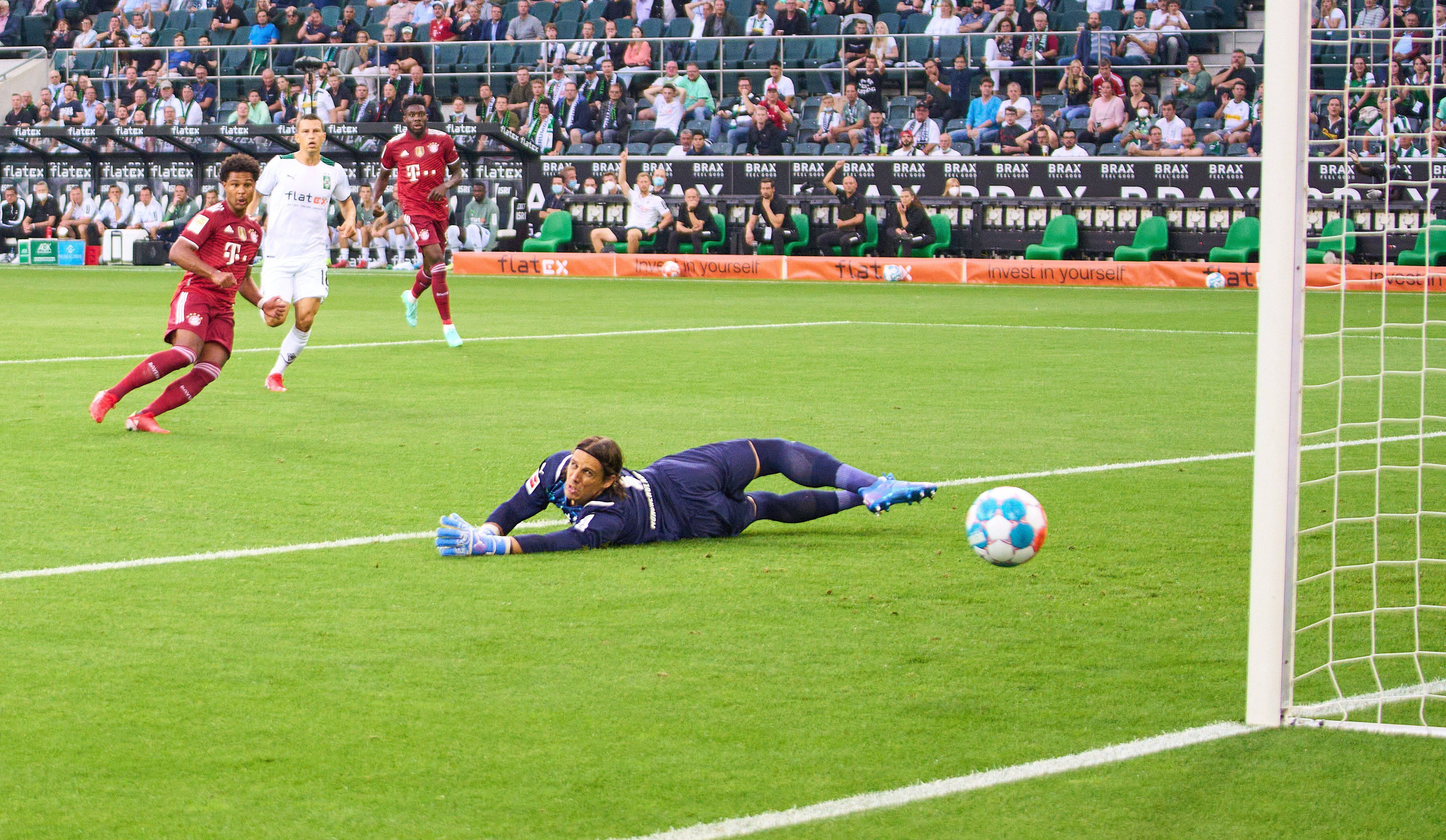 Gladbach-Torhüter Yann Sommer im Bundesliga-Duell mit dem FC Bayern München am 13. August 2021 im Borussia-Park. Sommer schaut dem Ball hinterher.