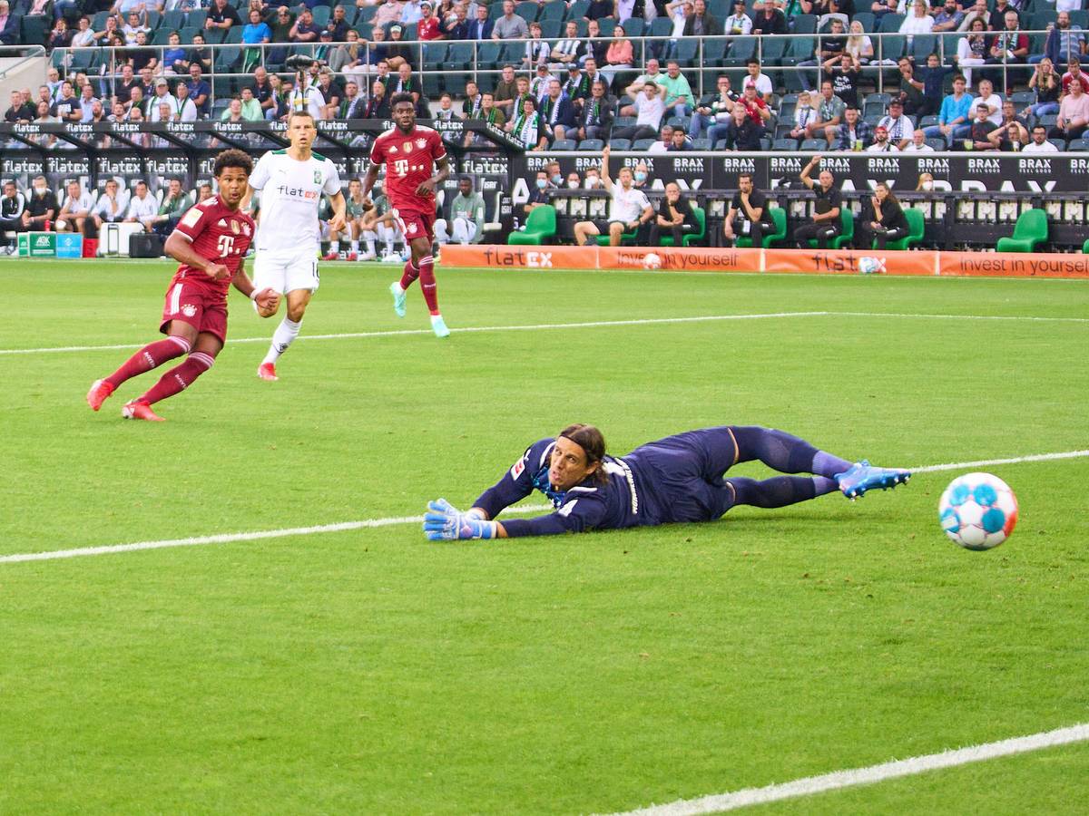 Gladbach-Torhüter Yann Sommer im Bundesliga-Duell mit dem FC Bayern München am 13. August 2021 im Borussia-Park. Sommer schaut dem Ball hinterher.
