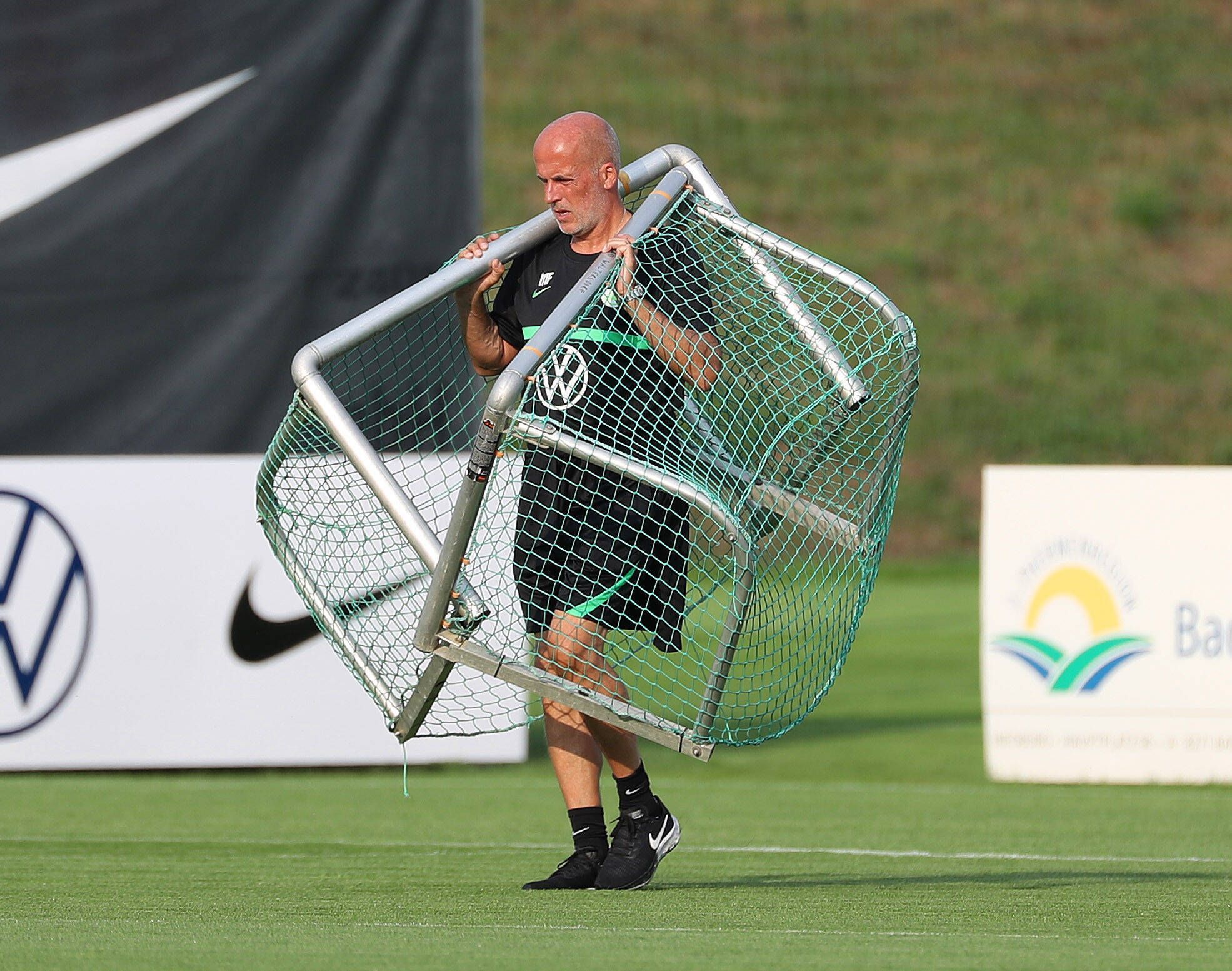 Der gebürtige Gladbacher Michael Frontzeck, hier zu sehen am 18. Juli 2021, ist nicht mehr Trainer beim Fußball-Bundesligisten VfL Wolfsburg. Frontzeck trägt zwei Mini-Tore.