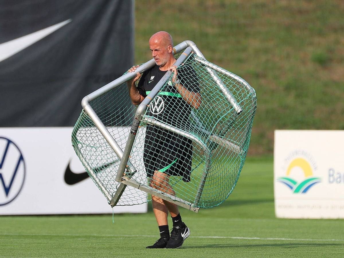 Michael Frontzeck, ehemaliger Trainer und Spieler von Borussia Mönchengladbach, im Trainingslager des VfL Wolfsburg am 18. Juli 2021 beim Tragen von Mini-Toren.