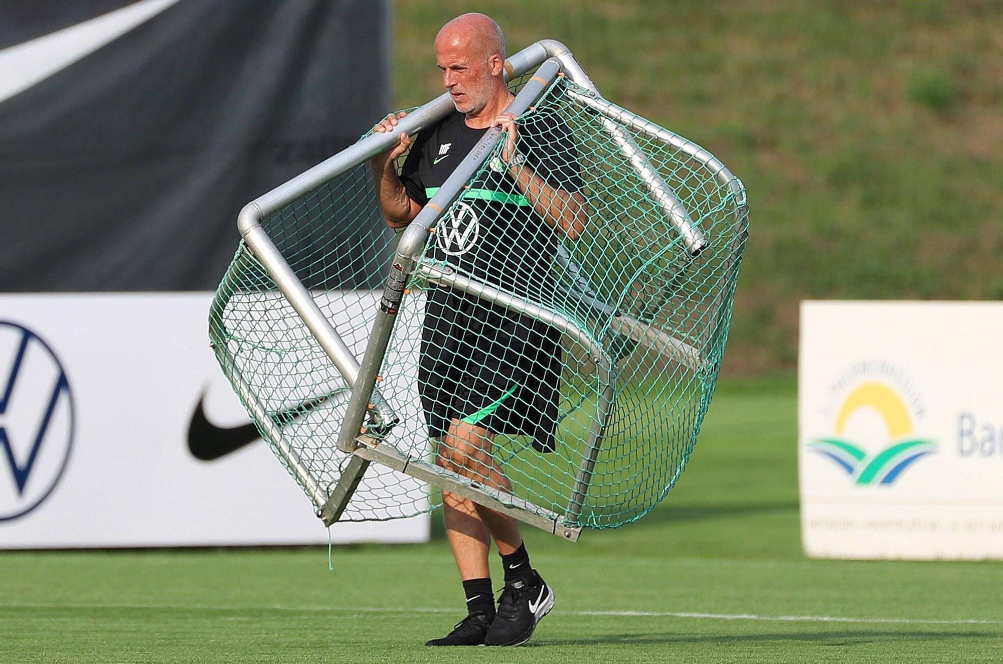 Der gebürtige Gladbacher Michael Frontzeck, hier zu sehen am 18. Juli 2021, ist nicht mehr Trainer beim Fußball-Bundesligisten VfL Wolfsburg. Frontzeck trägt zwei Mini-Tore.