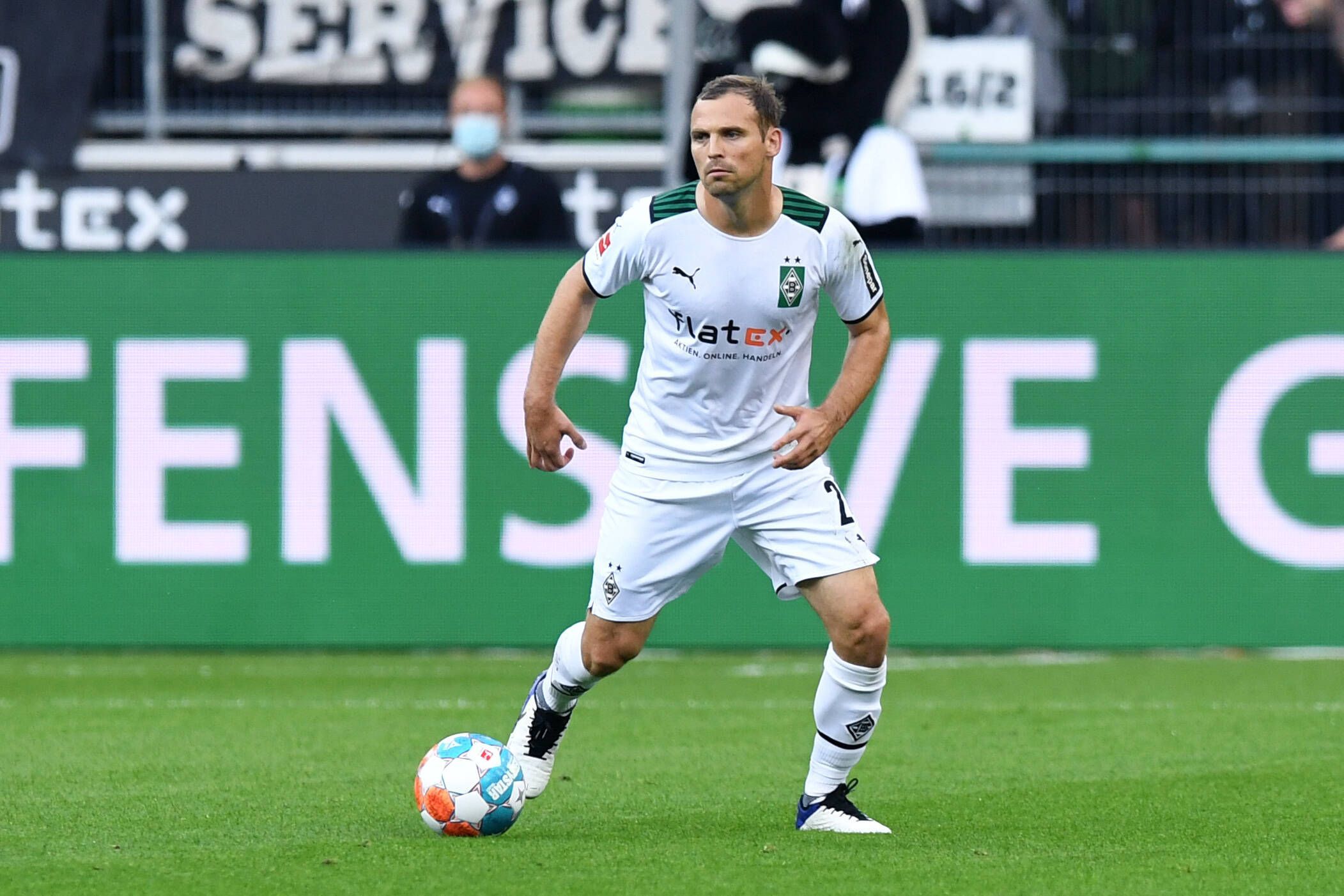 Gladbach-Verteidiger Tony Jantschke am Ball beim Bundesliga-Spiel gegen Borussia Dortmund am 25. Juni 2021 im Borussia-Park.