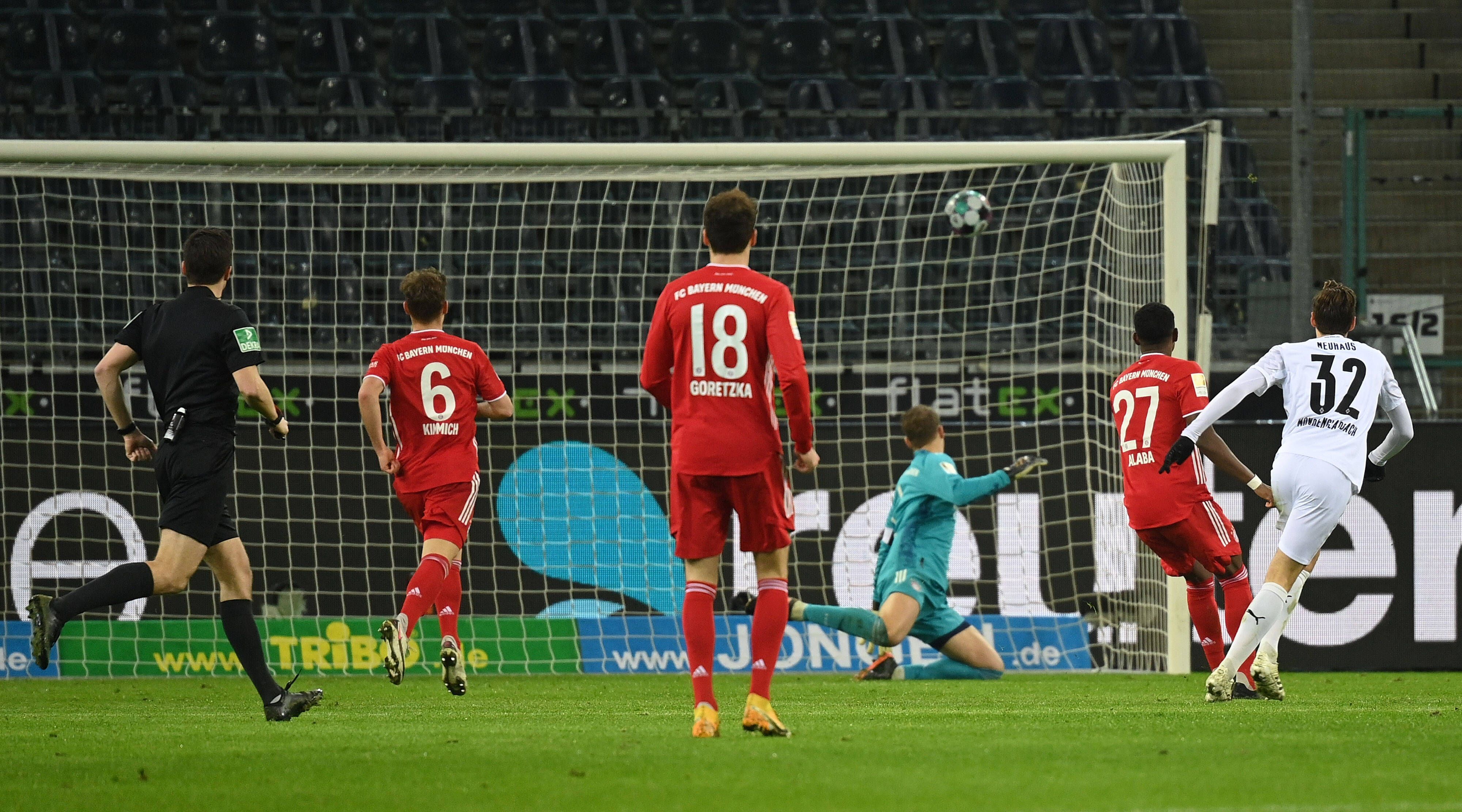 Peng – und der Ball ist drin. Am 8. Januar 2021 gewinnt Borussia Mönchengladbach das Bundesliga-Duell gegen Bayern München mit 3:2. In dieser Szene gelingt Nationalspieler Florian Neuhaus (r.) der Siegtreffer im Borussia-Park. Bayern-Torhüter Manuel Neuer schaut dem Ball chancenlos hinterher.