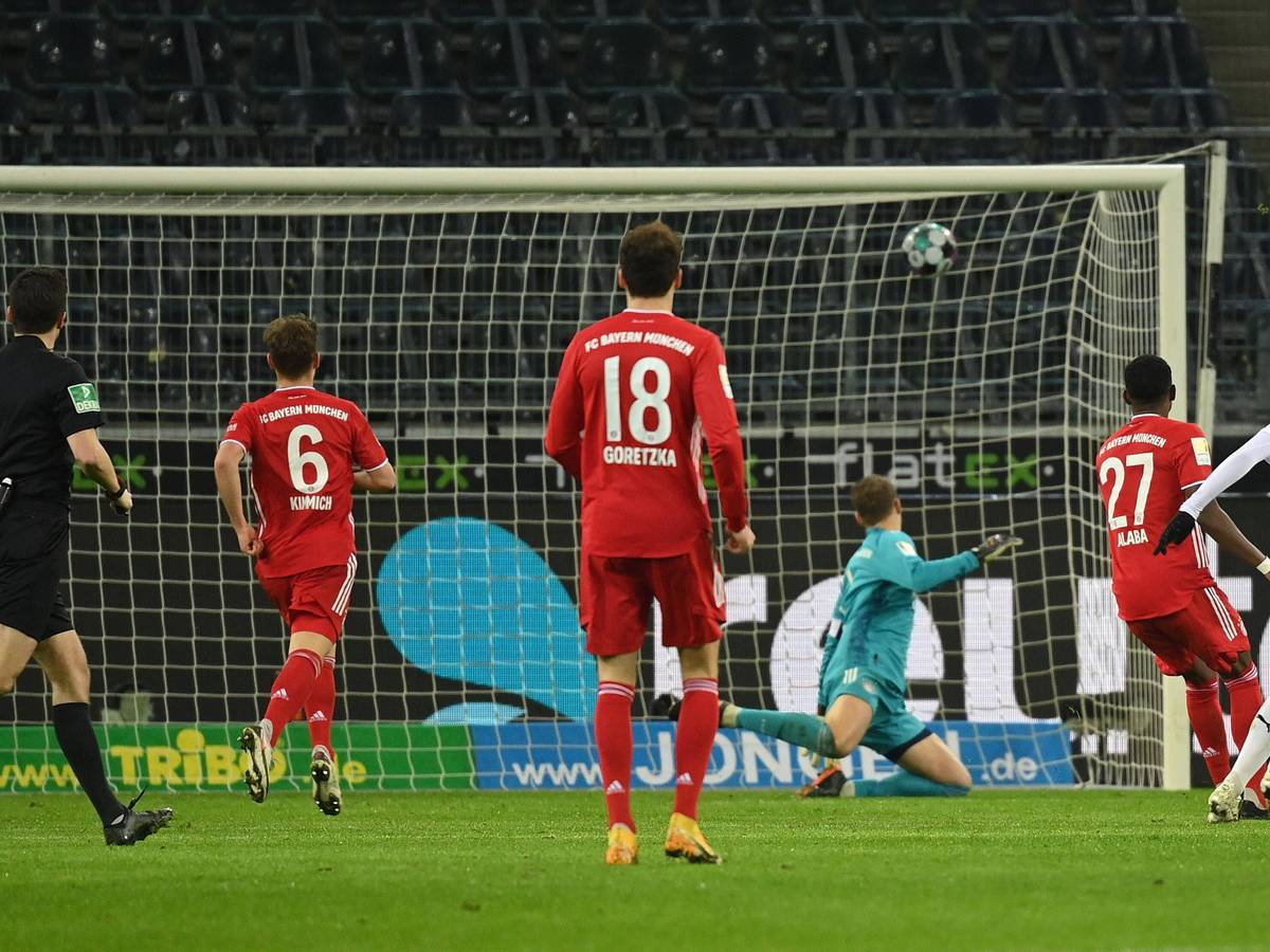 Peng – und der Ball ist drin. Am 8. Januar 2021 gewinnt Borussia Mönchengladbach das Bundesliga-Duell gegen Bayern München mit 3:2. In dieser Szene gelingt Nationalspieler Florian Neuhaus (r.) der Siegtreffer im Borussia-Park. Bayern-Torhüter Manuel Neuer schaut dem Ball chancenlos hinterher.