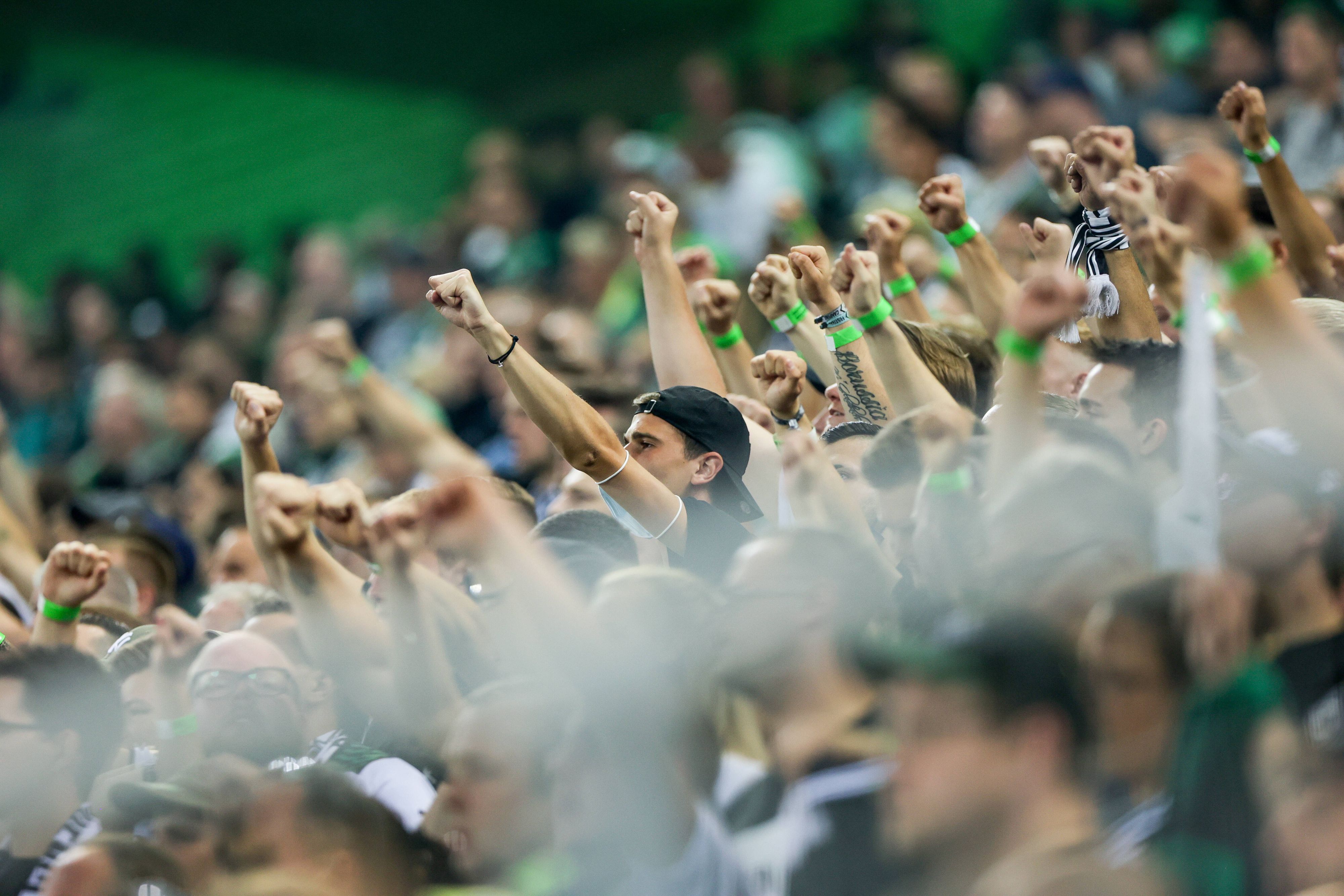 Fans in der Nordkurve im Borussia-Park am 12. September 2021. Nach einem 0:6 von Borussia Mönchengladbach im Heimspiel gegen den SC Freiburg (5. Dezember) hat sich das Fanprojekt kritisch zu Wort gemeldet. Auf diesem Bild sind Fans zu sehen, die ihre Mannschaft anfeuern.