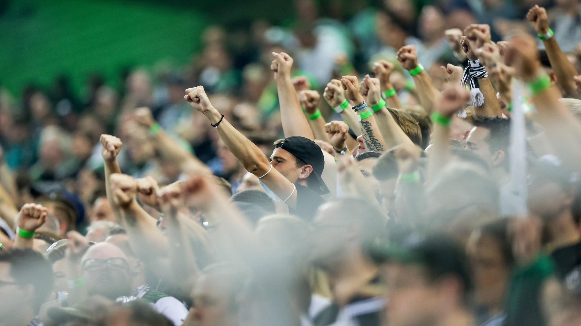 Fans in der Nordkurve im Borussia-Park am 12. September 2021. Nach einem 0:6 von Borussia Mönchengladbach im Heimspiel gegen den SC Freiburg (5. Dezember) hat sich das Fanprojekt kritisch zu Wort gemeldet. Auf diesem Bild sind Fans zu sehen, die ihre Mannschaft anfeuern.