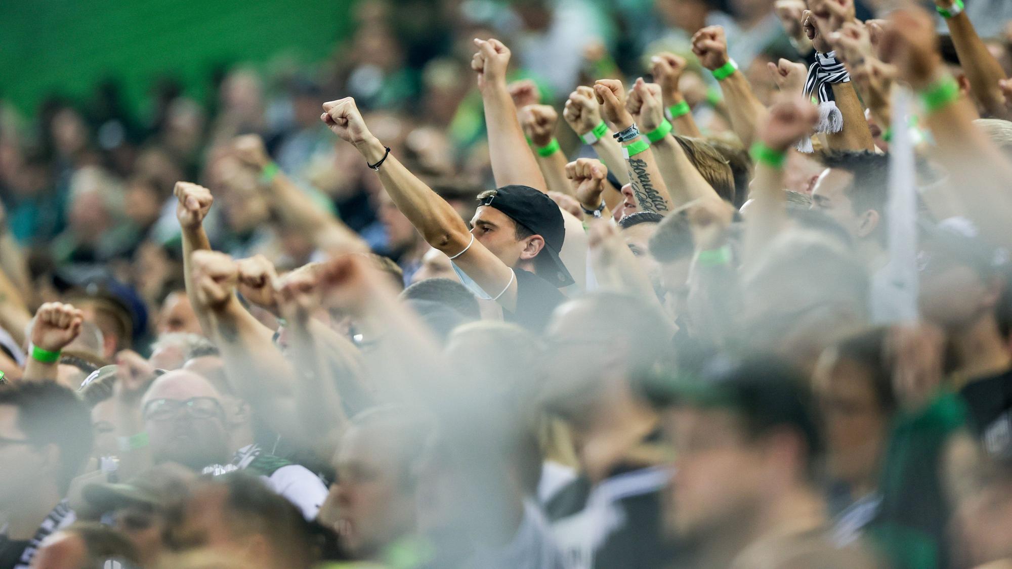 Fans der Gladbacher Borussia, hier zu sehen am 12. September 2021, während des Bundesliga-Duelles gegen Arminia Bielefeld im Borussia-Park. Die Fans machen Gesten.