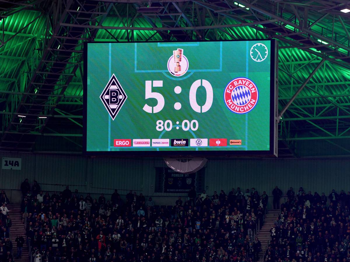 Borussia Mönchengladbach hat 5:0 gegen Bayern München im DFB-Pokal gewonnen am 27.Oktober 2021.