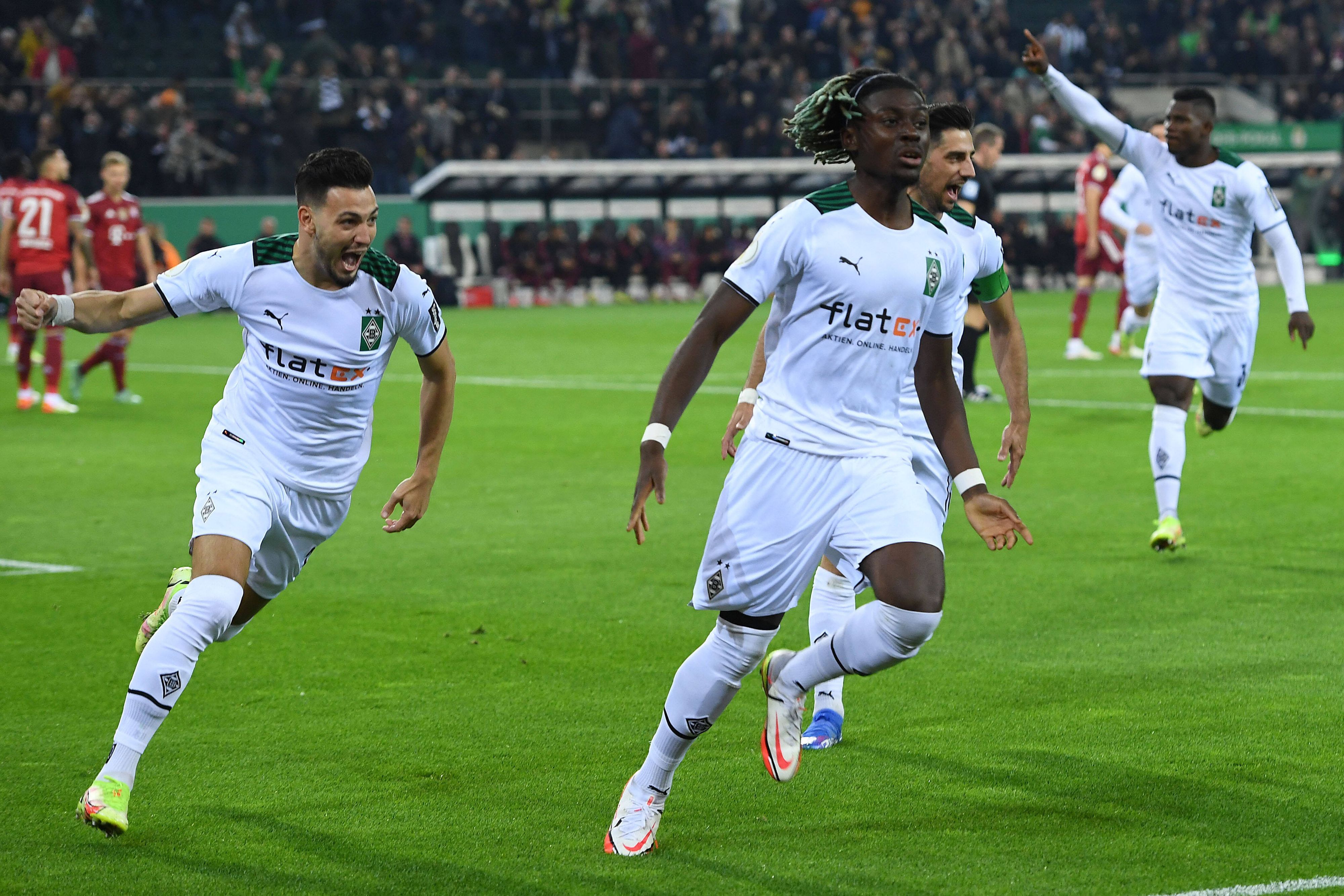 Borussia Mönchengladbach führt 5:0 gegen den FC Bayern München am 27. Oktober 2021.
