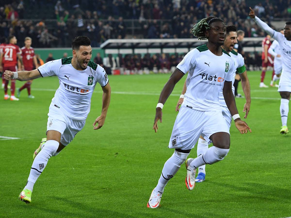 Borussia Mönchengladbach führt 5:0 gegen den FC Bayern München am 27. Oktober 2021.