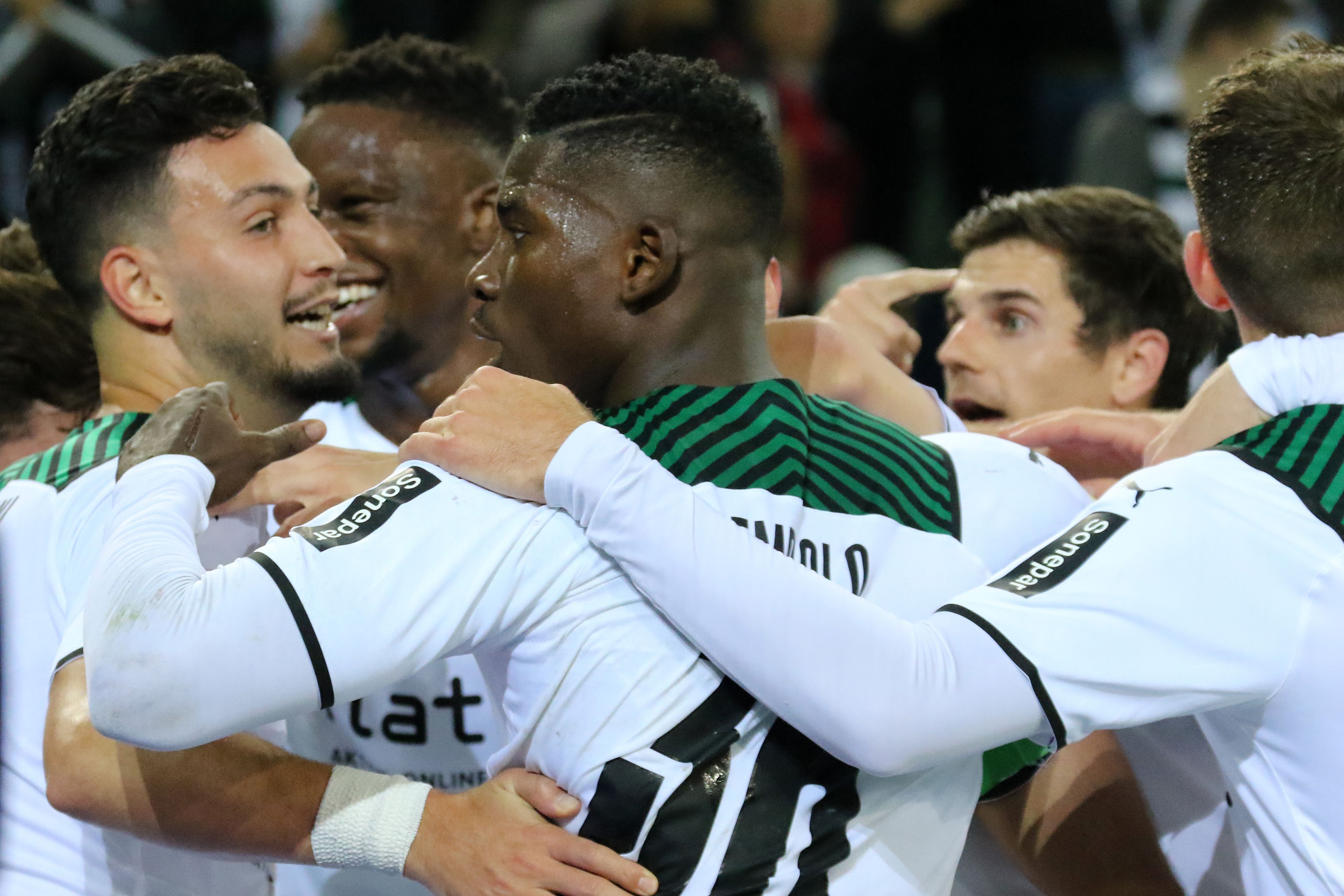 Borussia Mönchengladbach zieht mit einem furiosen 5:0-Sieg gegen Rekordmeister und -pokalsieger Bayern München ins Achtelfinale des Wettbewerbs ein. Das Foto zeigt Ramy Bensebaini, Breel Embolo und weitere Borussen beim Torjubel.