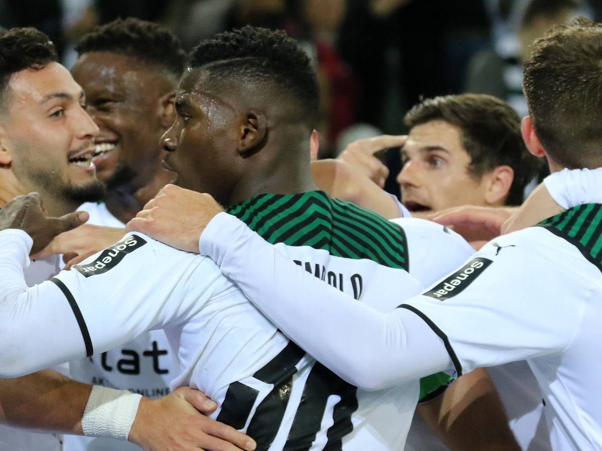 Borussia Mönchengladbach zieht mit einem furiosen 5:0-Sieg gegen Rekordmeister und -pokalsieger Bayern München ins Achtelfinale des Wettbewerbs ein. Das Foto zeigt Ramy Bensebaini, Breel Embolo und weitere Borussen beim Torjubel.