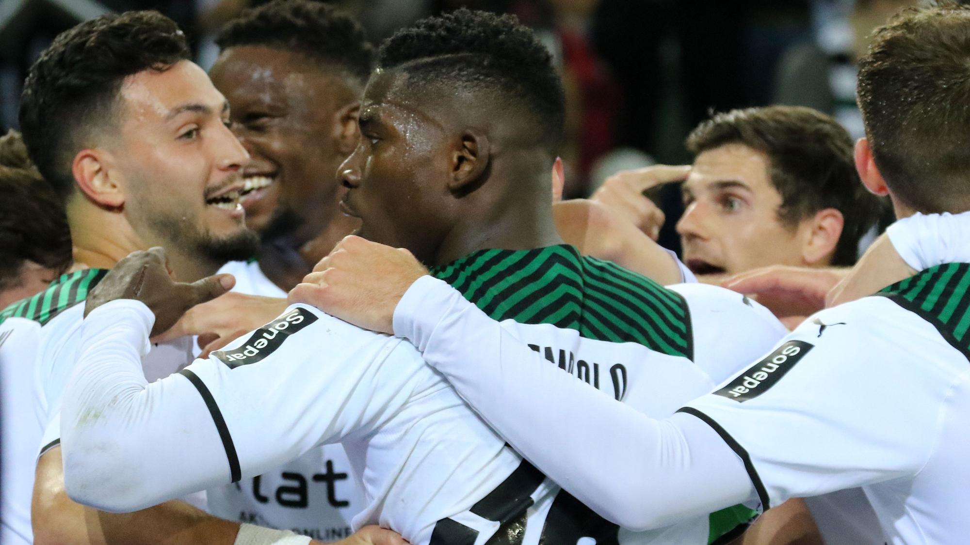 Borussia Mönchengladbach zieht mit einem furiosen 5:0-Sieg gegen Rekordmeister und -pokalsieger Bayern München ins Achtelfinale des Wettbewerbs ein. Das Foto zeigt Ramy Bensebaini, Breel Embolo und weitere Borussen beim Torjubel.