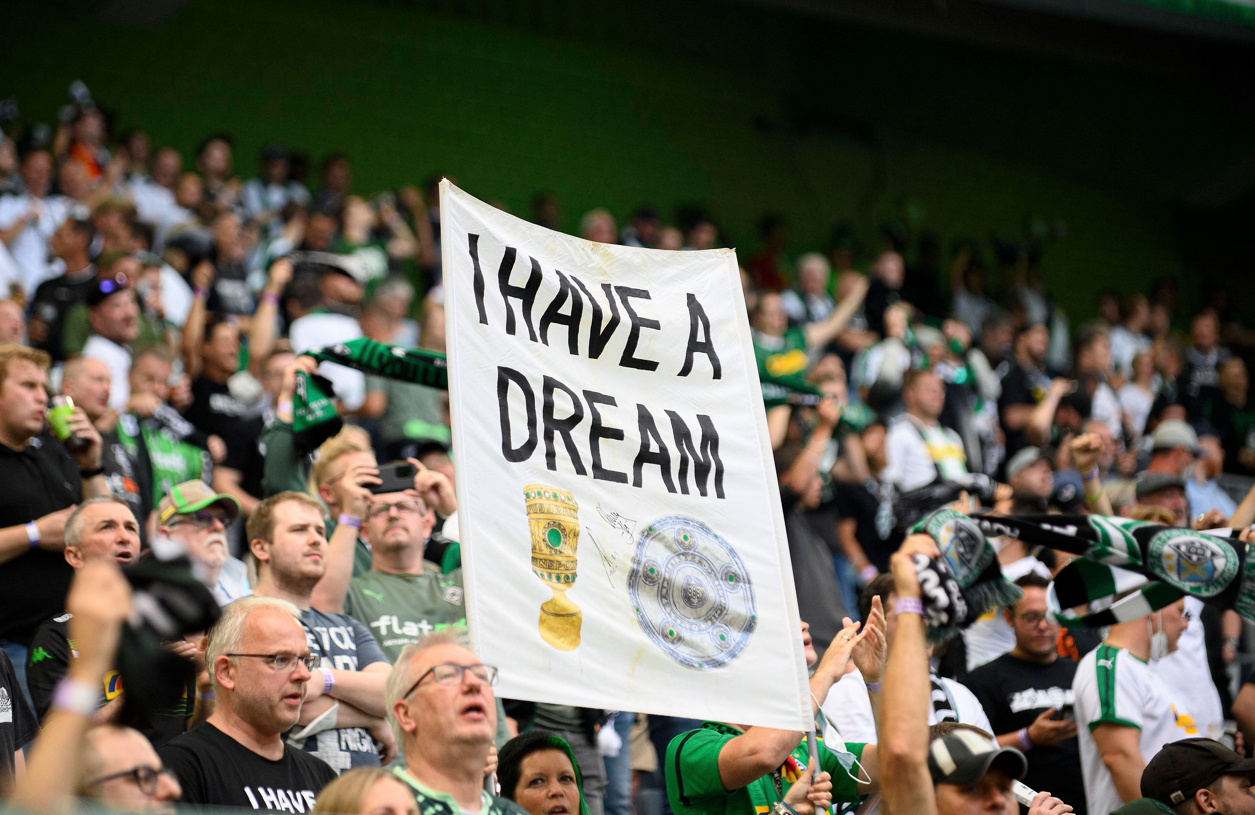 Fans von Borussia Mönchengladbach zeigen beim Bundesliga-Duell mit Bayern München am 13. August 2021 ein „I have a dream“-Banner. Ob der Traum im heutigen Pokal-Duell gegen Bayern (27. Oktober) Realität wird?
