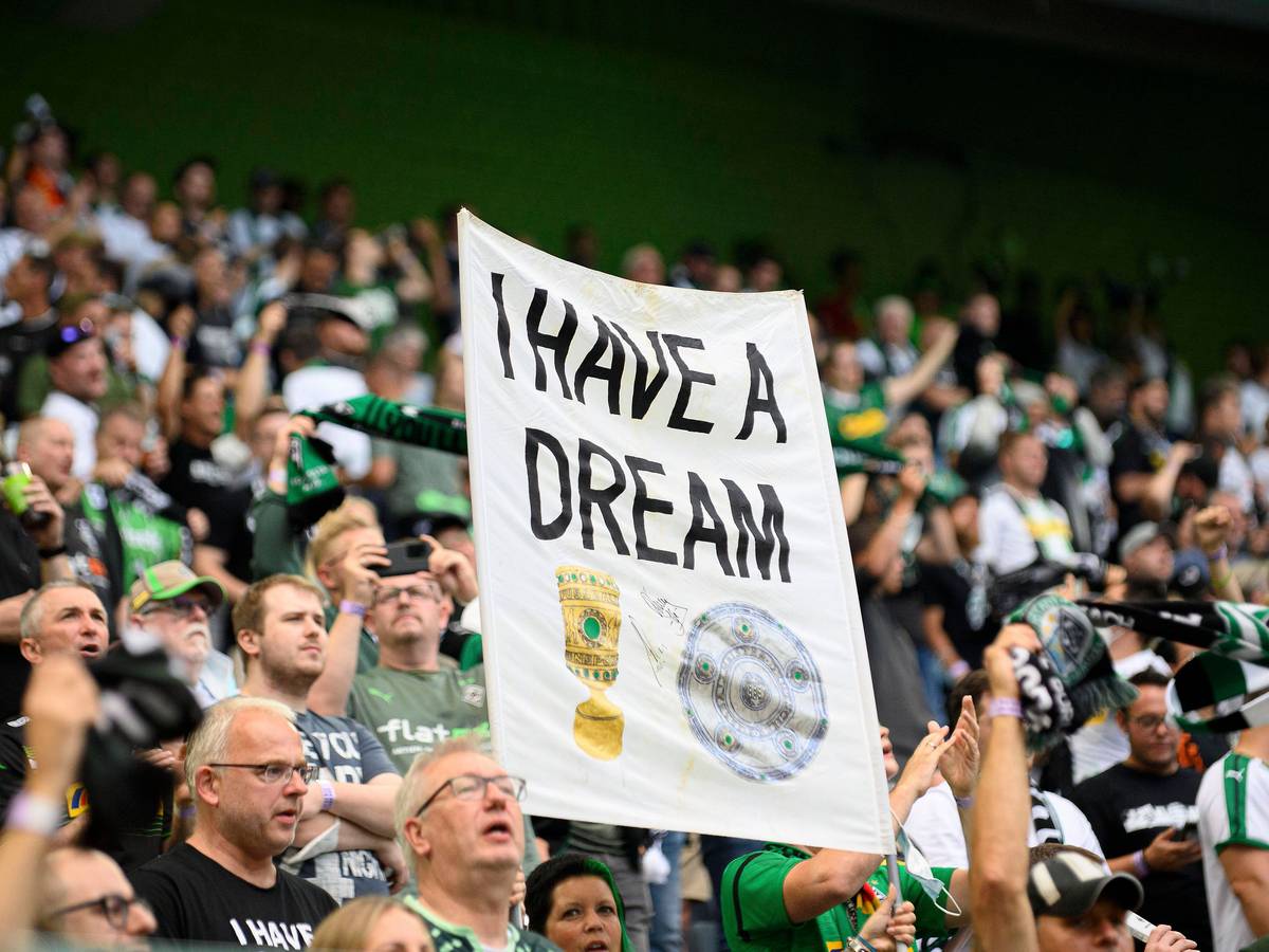 Fans von Borussia Mönchengladbach zeigen beim Bundesliga-Duell mit Bayern München am 13. August 2021 ein „I have a dream“-Banner. Ob der Traum im heutigen Pokal-Duell gegen Bayern (27. Oktober) Realität wird?