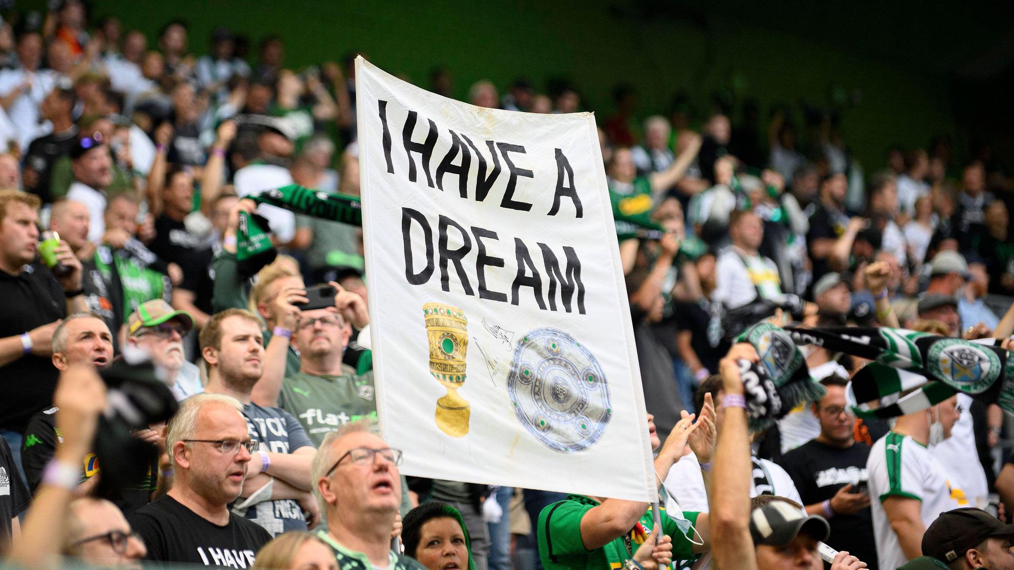 Fans von Borussia Mönchengladbach zeigen beim Bundesliga-Duell mit Bayern München am 13. August 2021 ein „I have a dream“-Banner. Ob der Traum im heutigen Pokal-Duell gegen Bayern (27. Oktober) Realität wird?