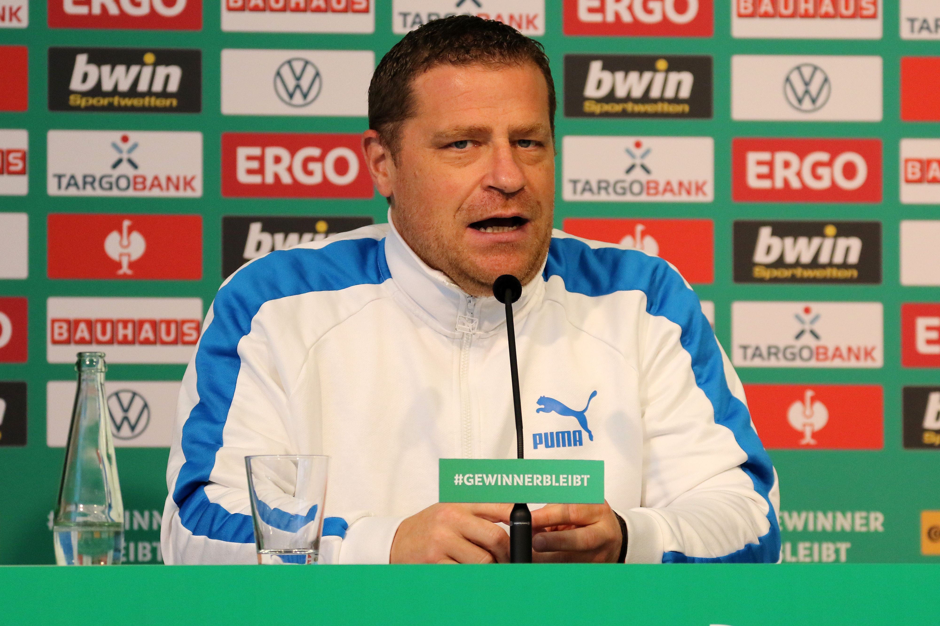 Max Eberl, Sportdirektor von Borussia Mönchengladbach, am 27. Oktober 2021 bei einer Pressekonferenz im Borussia-Park. Eberl spricht ins Mikrofon.