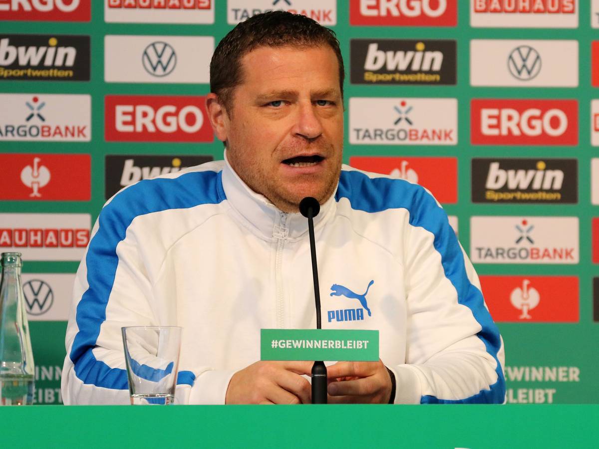 Max Eberl, Sportdirektor von Borussia Mönchengladbach, am 27. Oktober 2021 bei einer Pressekonferenz im Borussia-Park. Eberl spricht ins Mikrofon.