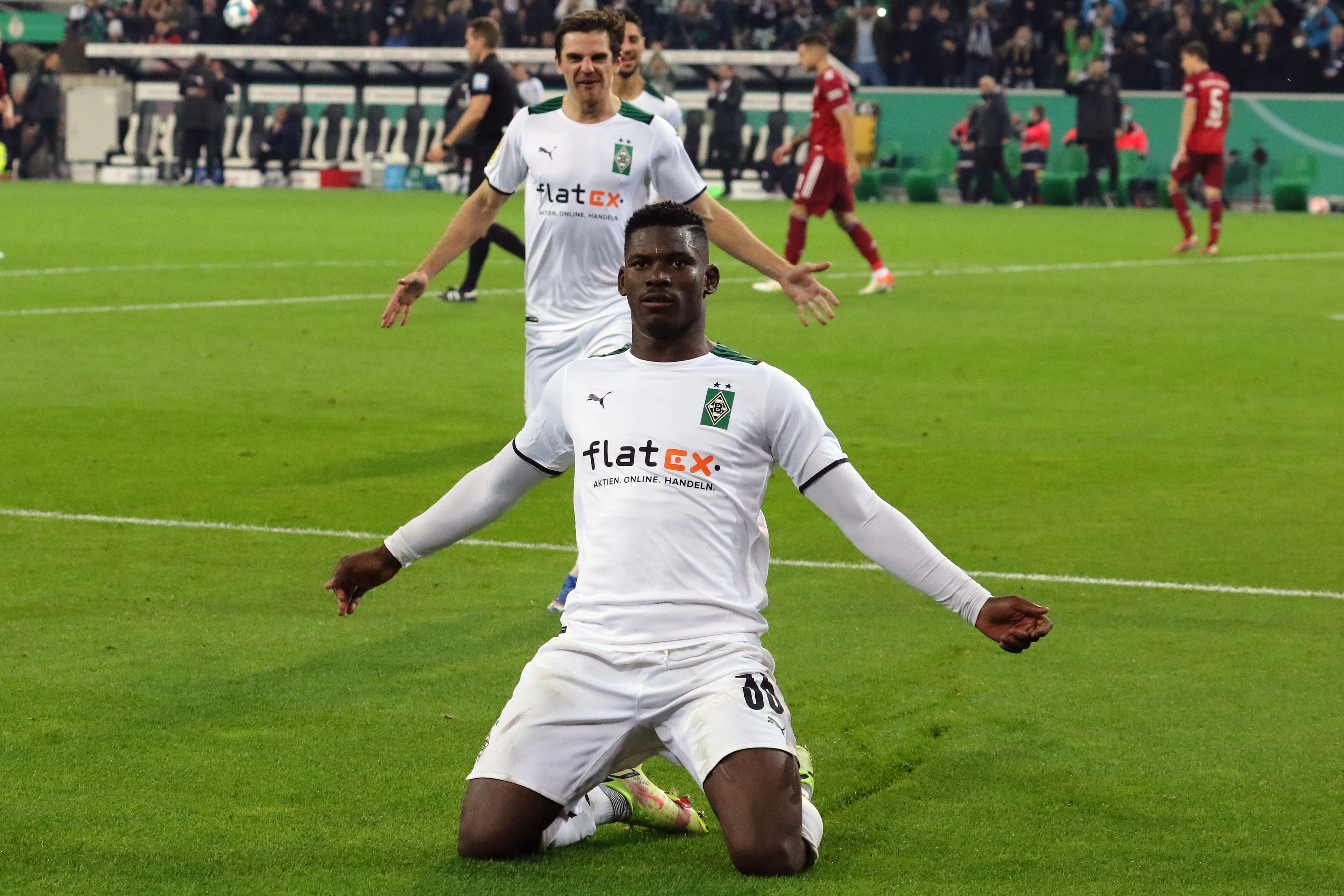 Gladbach-Stürmer Breel Embolo (vorne) bejubelt eines seiner beiden Tore beim furiosen Pokalsieg der Fohlen-Elf gegen Bayern München am 27. Oktober 2021 im Borussia-Park.