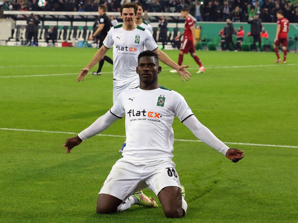 Gladbach-Stürmer Breel Embolo (vorne) bejubelt eines seiner beiden Tore beim furiosen Pokalsieg der Fohlen-Elf gegen Bayern München am 27. Oktober 2021 im Borussia-Park.