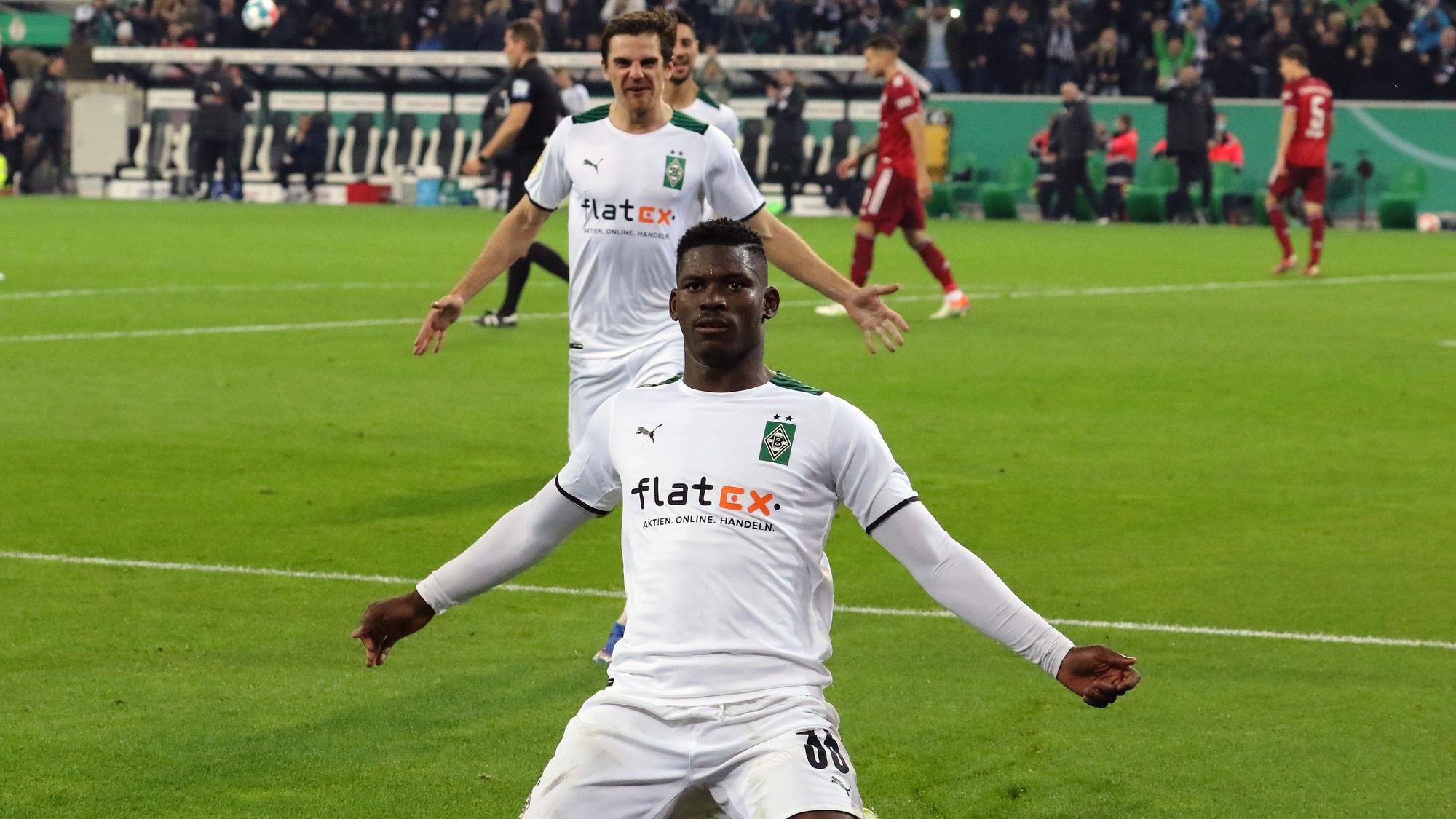 Gladbach-Stürmer Breel Embolo (vorne) bejubelt eines seiner beiden Tore beim furiosen Pokalsieg der Fohlen-Elf gegen Bayern München am 27. Oktober 2021 im Borussia-Park.