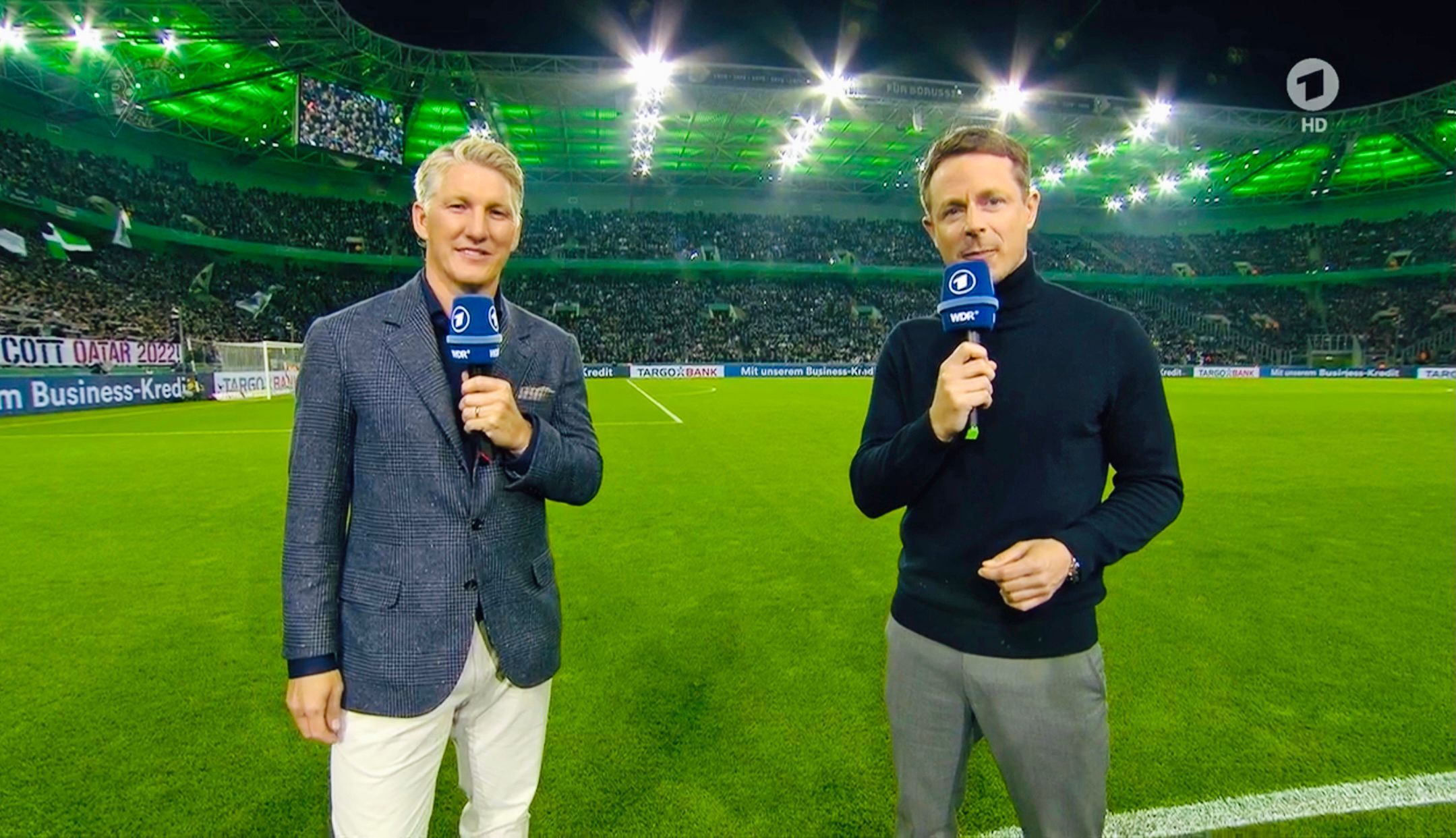 Weltmeister und Ex-Bayern-München-Profi Bastian Schweinsteiger (l.) hat als Experte für die ARD, gemeinsam mit Moderator Alexander Bommes (r.), für die Sportschau das DFB-Pokal-Duell von Borussia Mönchengladbach am 27. Oktober 2021 im Borussia-Park gegen Bayern München analysiert. Beide sprechen vor der Kamera ins Mikrofon.