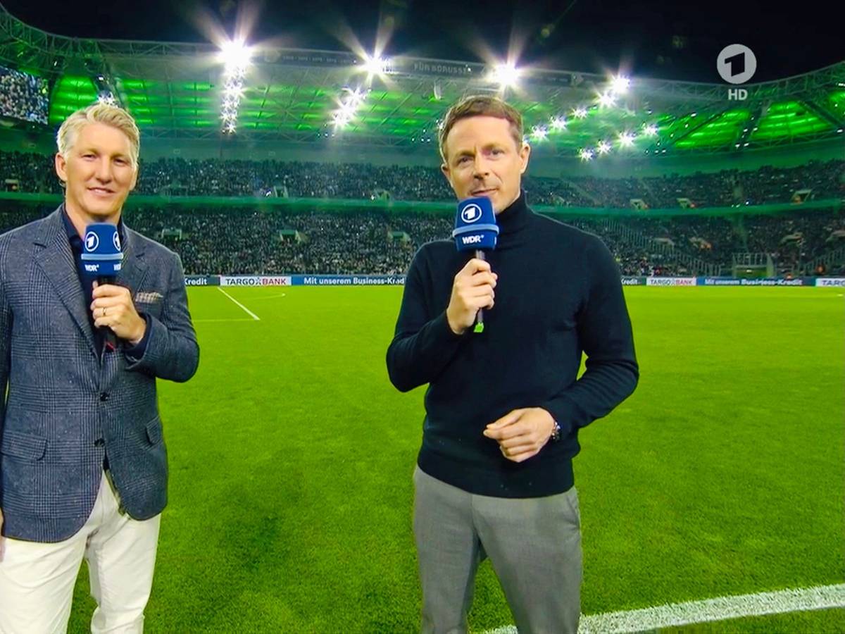 Weltmeister und Ex-Bayern-München-Profi Bastian Schweinsteiger (l.) hat als Experte für die ARD, gemeinsam mit Moderator Alexander Bommes (r.), für die Sportschau das DFB-Pokal-Duell von Borussia Mönchengladbach am 27. Oktober 2021 im Borussia-Park gegen Bayern München analysiert. Beide sprechen vor der Kamera ins Mikrofon.