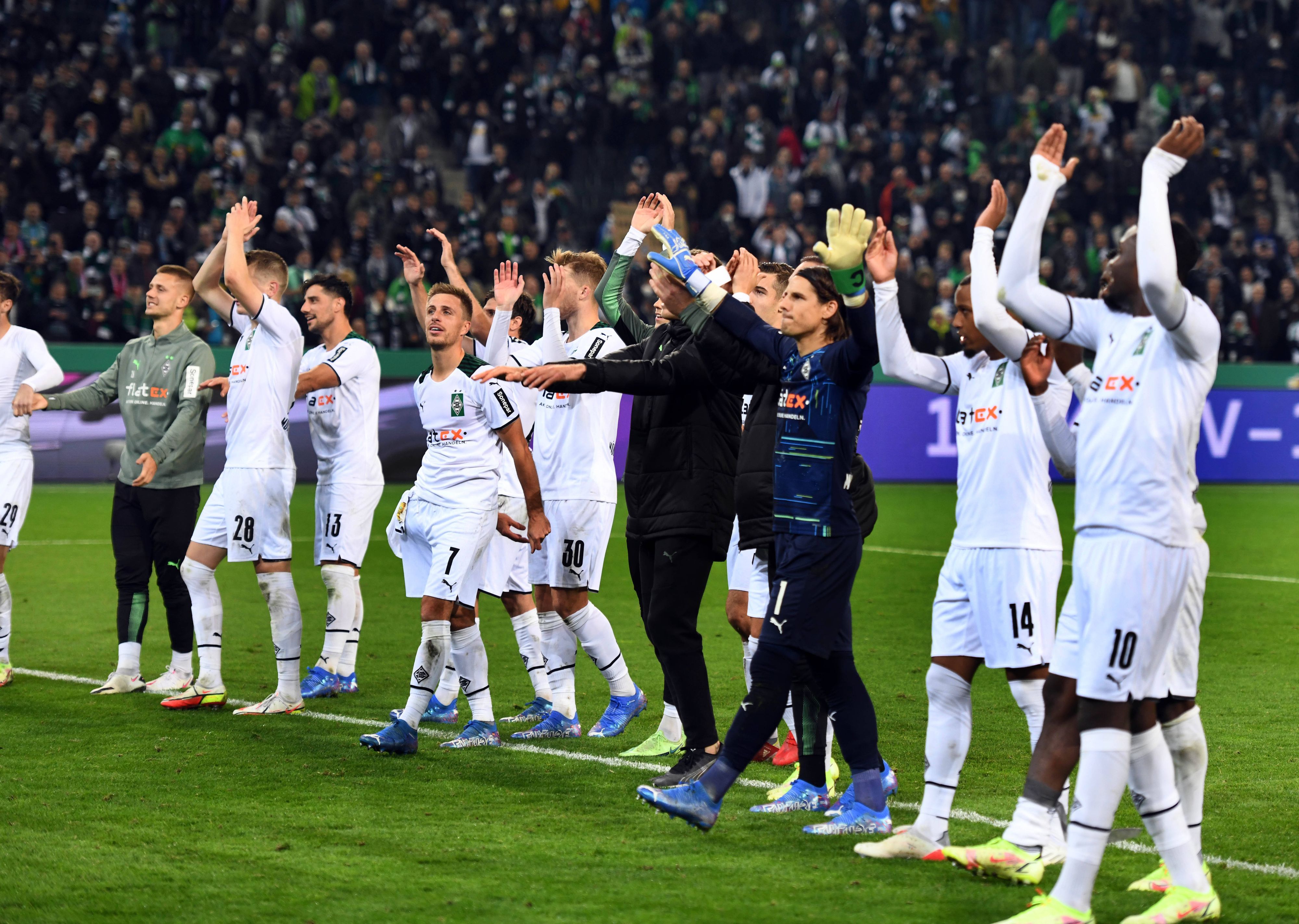 Die Mannschaft von Borussia Mönchengladbach feiert mit den Fans aus der Nordkurve den historischen 5:0-Sieg im DFB-Pokal gegen Bayern München.