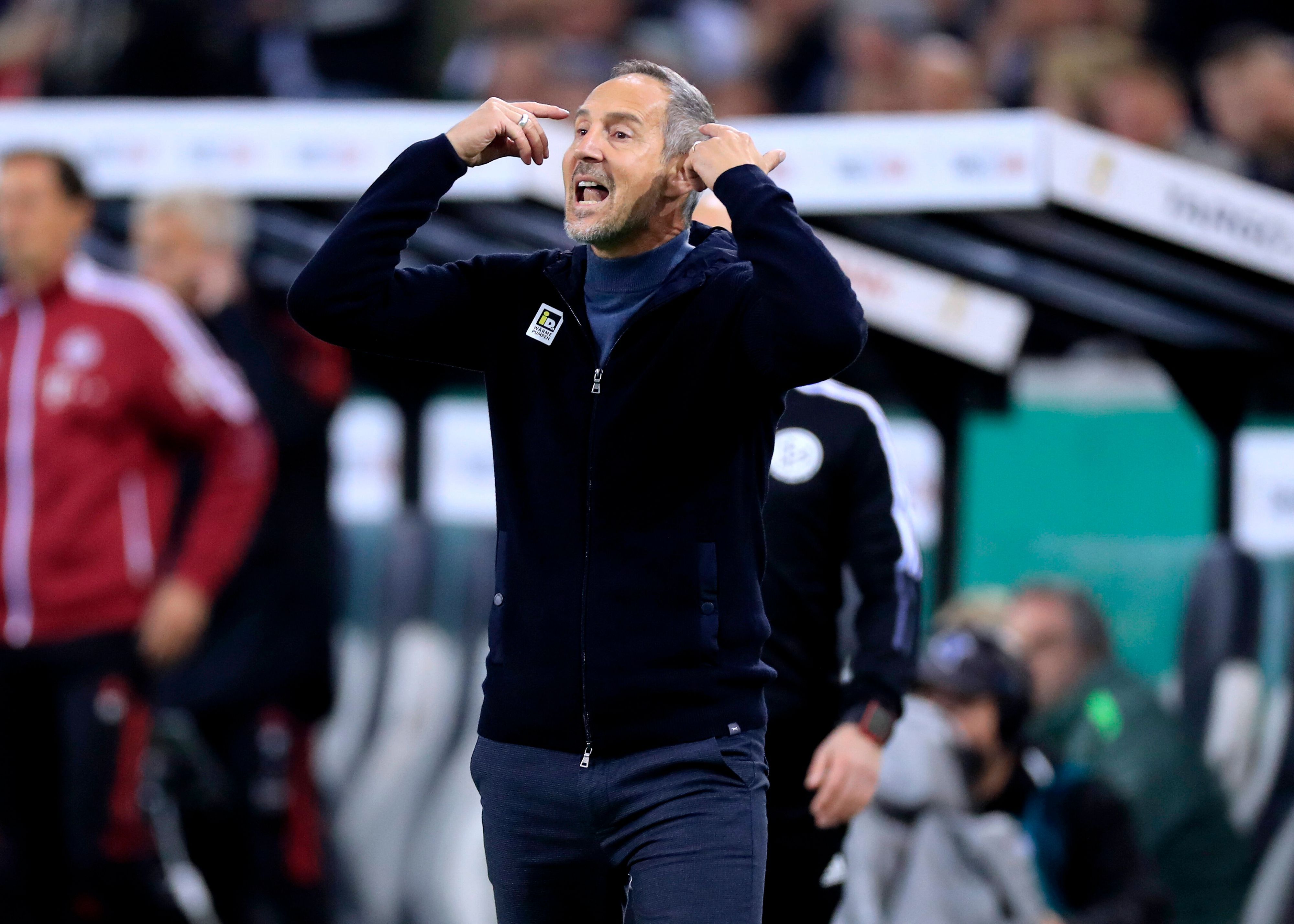 Adi Hütter, Trainer von Borussia Mönchengladbach, gestikuliert an der Seitenlinie während des DFB-Pokal-Spiels gegen Bayern München am 27. Oktober 2021. Hütter hebt die Arme hoch.