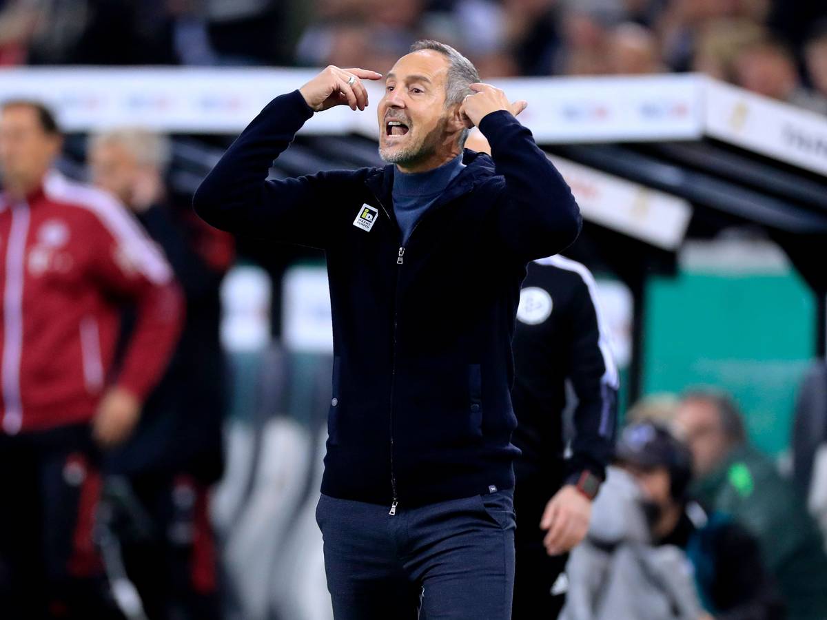 Adi Hütter, Trainer von Borussia Mönchengladbach, gestikuliert an der Seitenlinie während des DFB-Pokal-Spiels gegen Bayern München am 27. Oktober 2021. Hütter hebt die Arme hoch.
